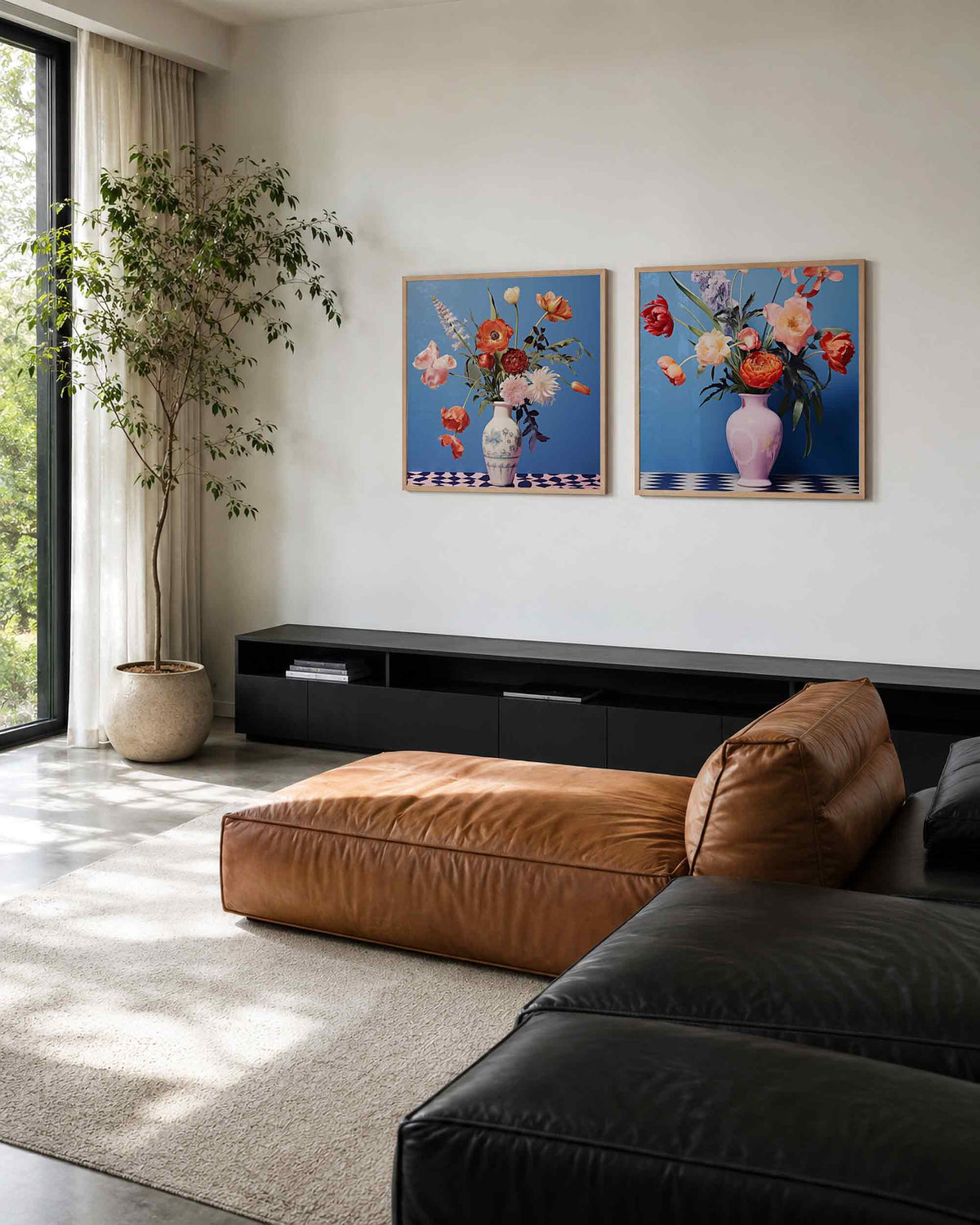 Interieurpresentatie van een tweedelige vierkante posterset met bloemenboeketten in vazen