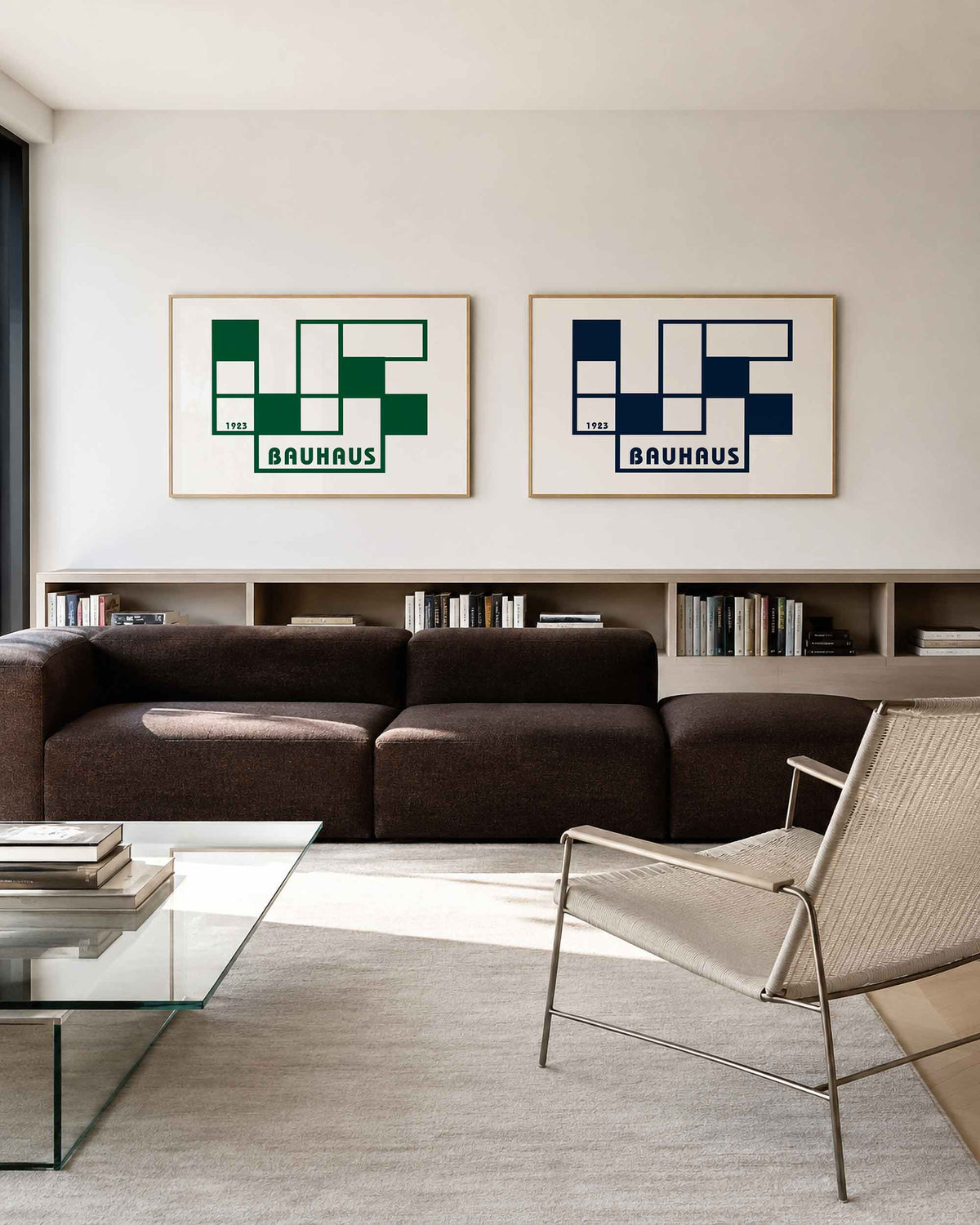 Interieurmockup van tweedelige landscape-posterset met groene en blauwe rasterposters