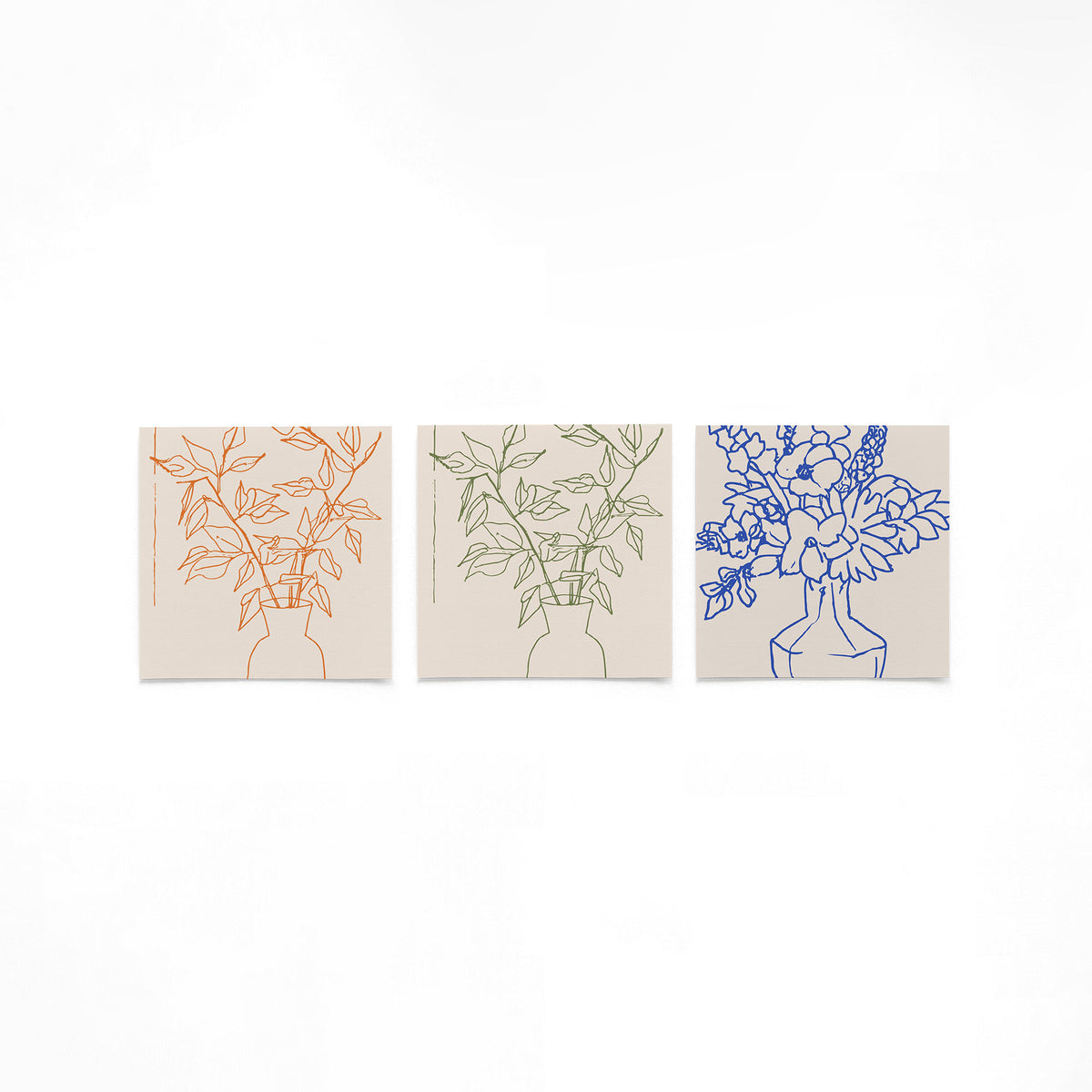 Drie vierkante posters met vazen met bloemen op een gebroken witte achtergrond