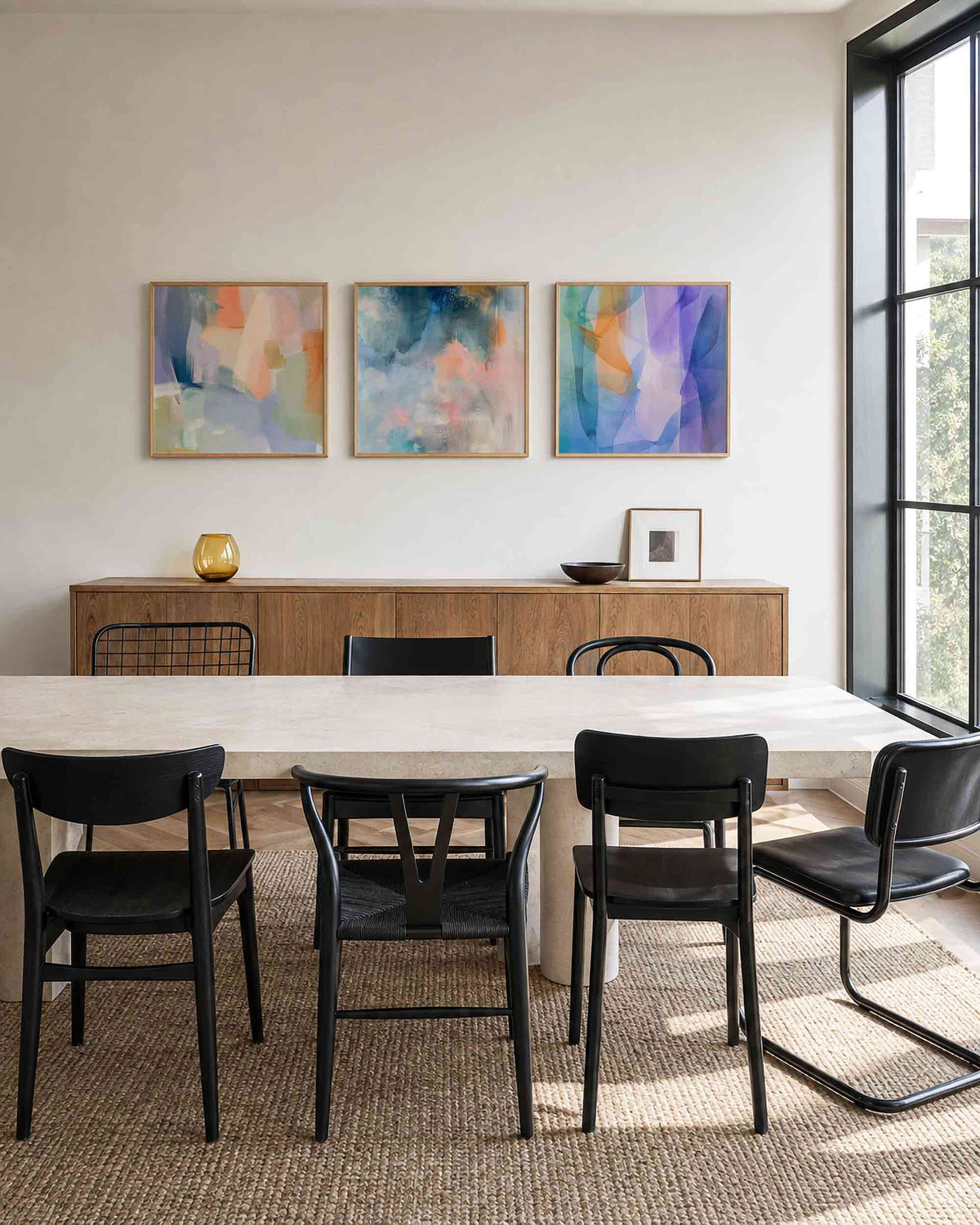 Interieurpresentatie van een driedelige vierkante posterset met abstracte kleuren