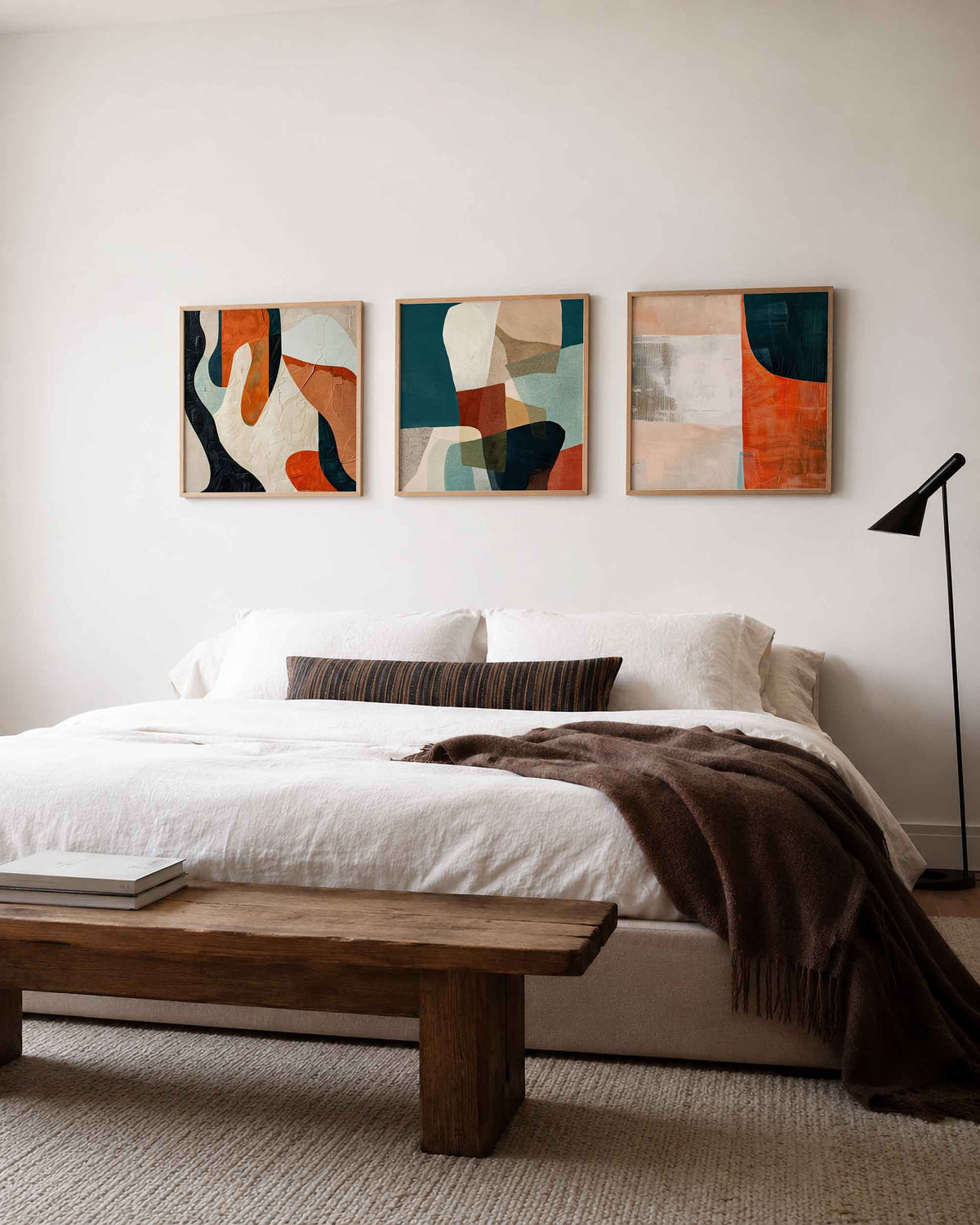 Interieurpresentatie van een driedelige vierkante posterset met abstracte vormen