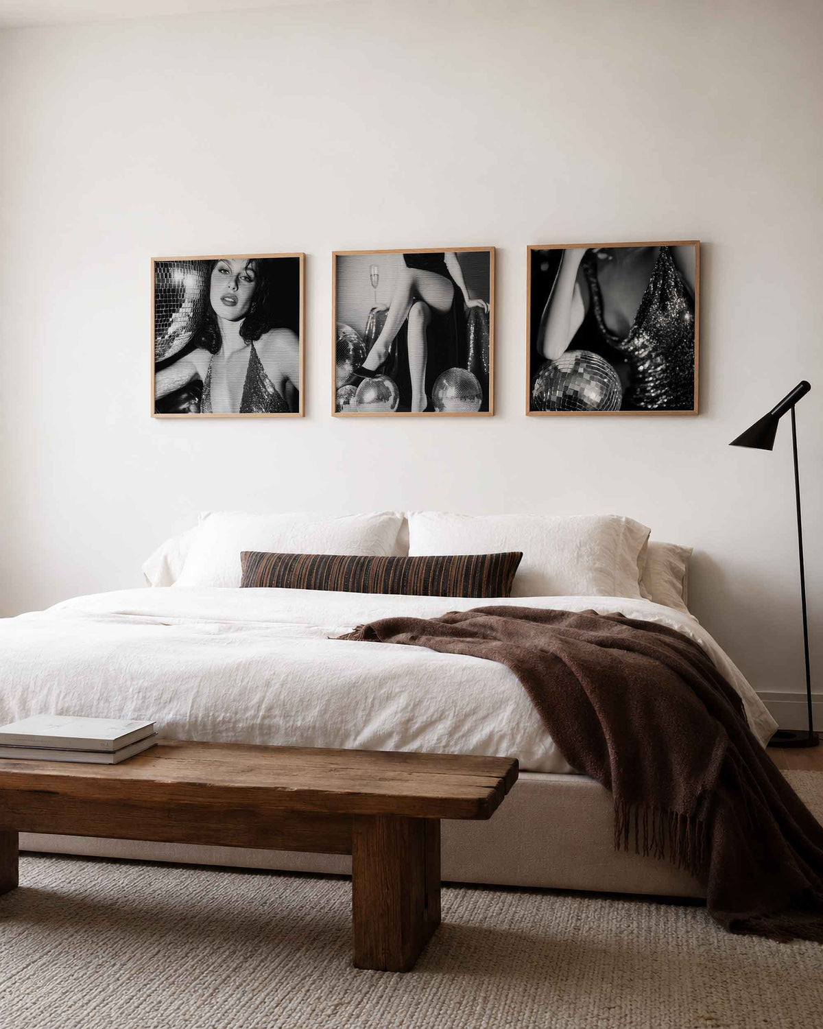 Interieurpresentatie van een driedelige vierkante posterset met disco glamour portretten