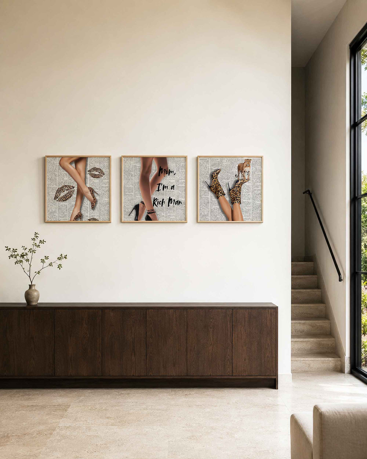 Interieurpresentatie van een driedelige vierkante posterset met new york luipaardmode