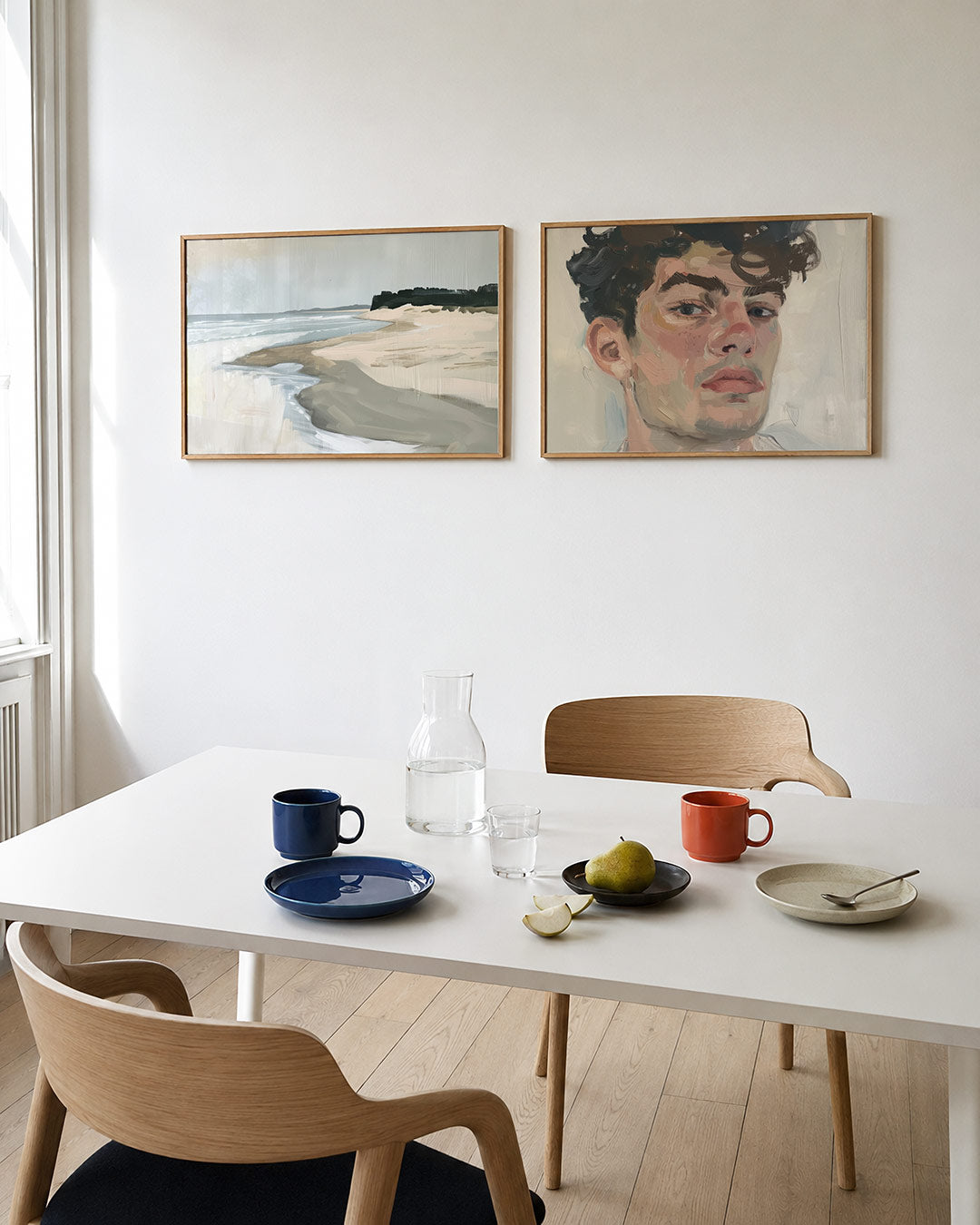 Twee liggende posters met een serene kust met vloeiende lijnen en zachte kleuren, aan de muur in een interieur