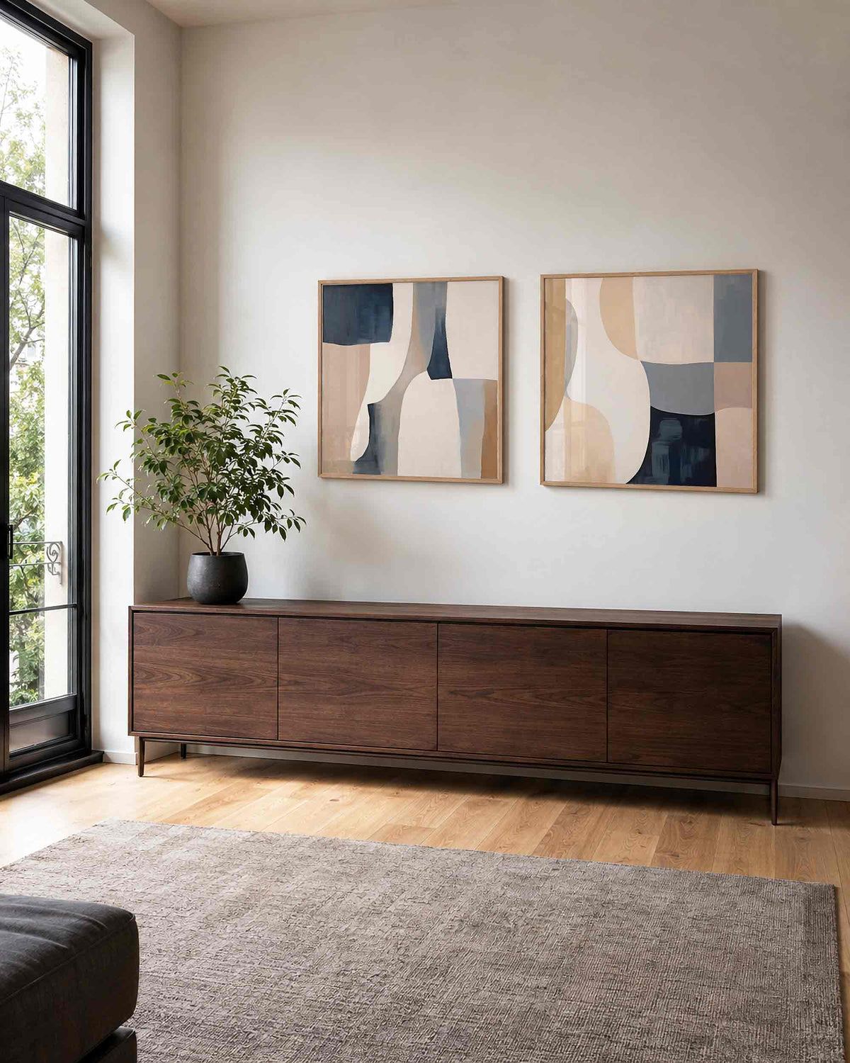 Interieurpresentatie van een tweedelige vierkante posterset met blauwe beige vlakken