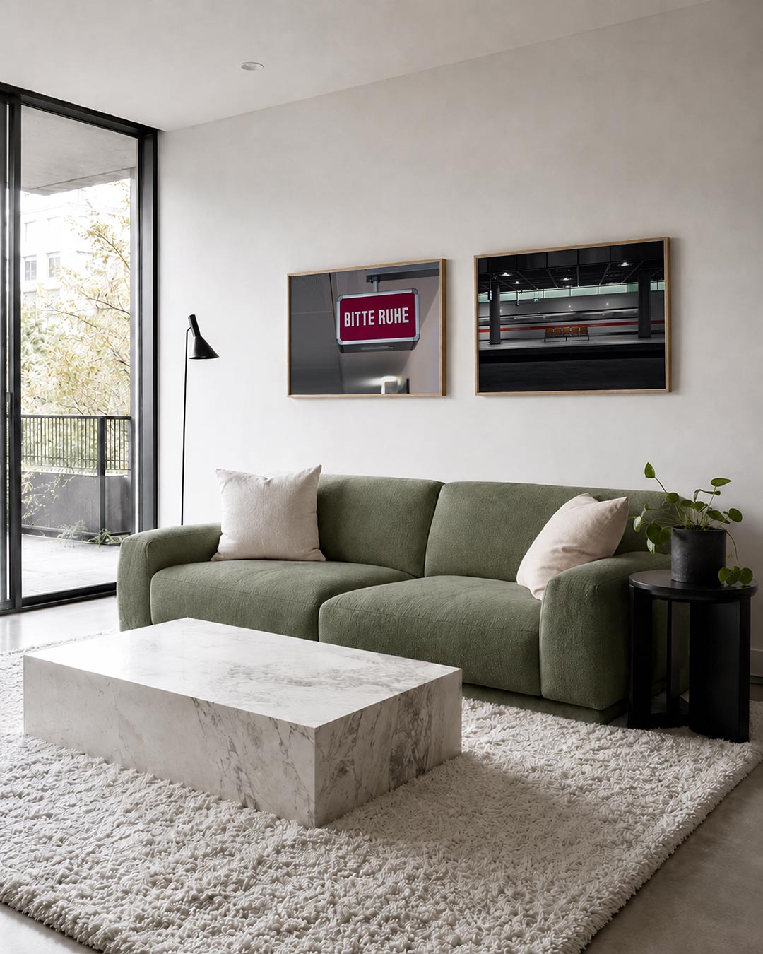Interieur met liggend fotografisch tweeluik stilte op het perron – Gerald Emming