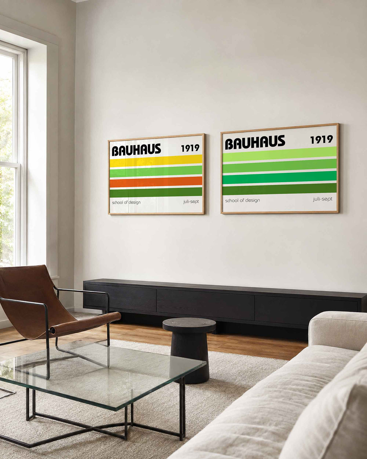 Interieurmockup van tweedelige landscape-posterset met gestreepte kleurbanen poster set