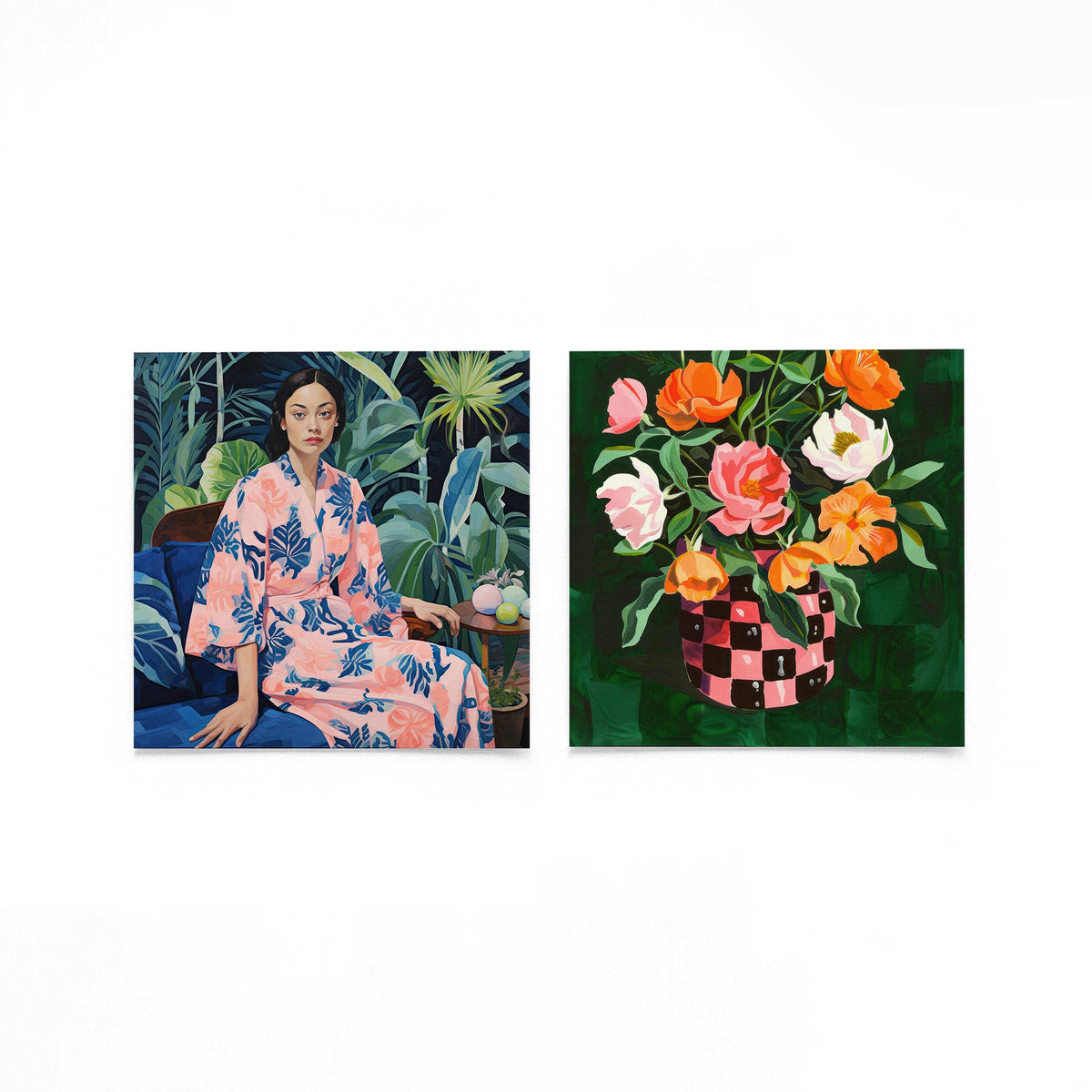 Twee vierkante posters met tropische vrouw en bloemen op een gebroken witte achtergrond