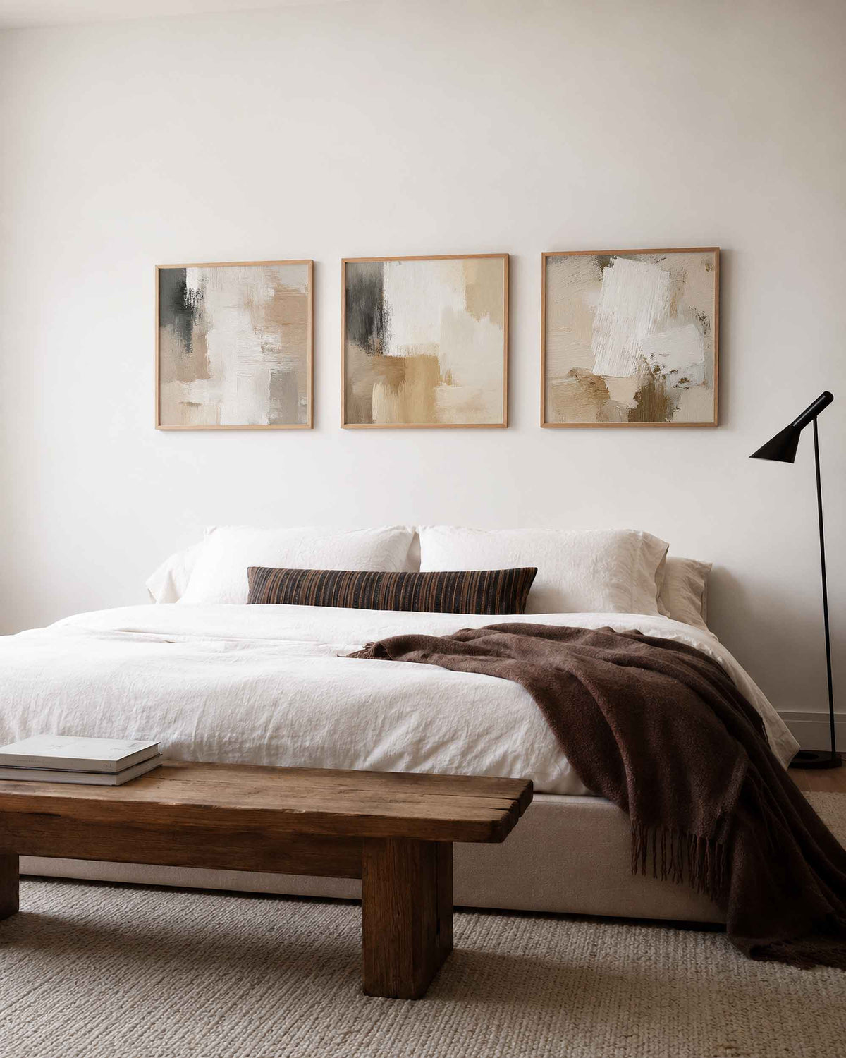 Interieurpresentatie van een driedelige vierkante posterset met abstracte beige vlakken
