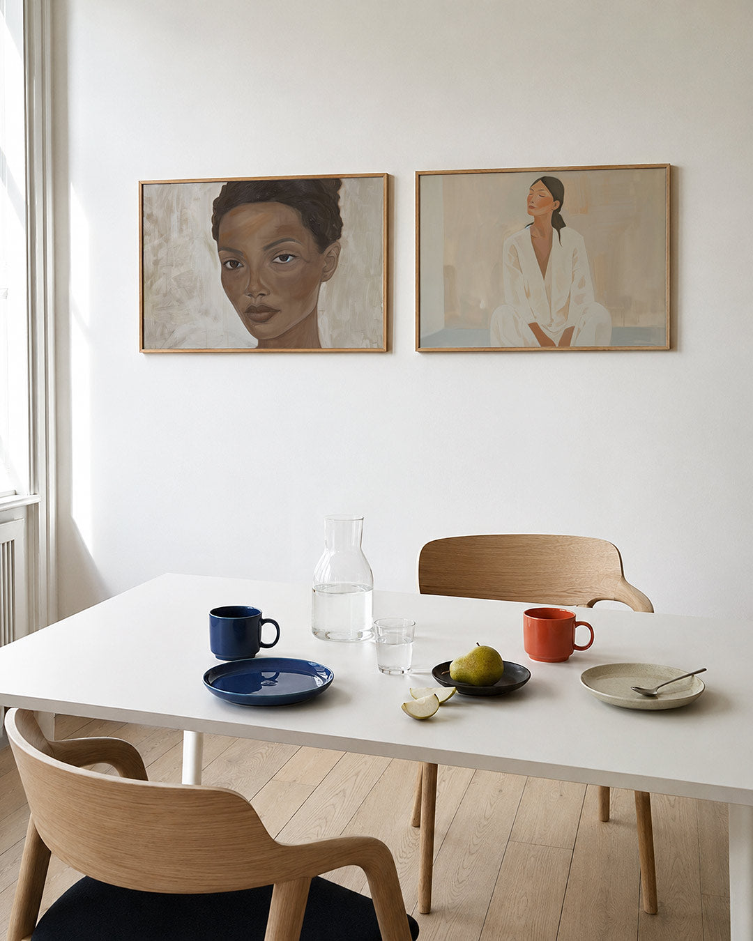 Tweedelige posterset met donkere tinten en een rustige visuele opbouw, getoond in een interieur