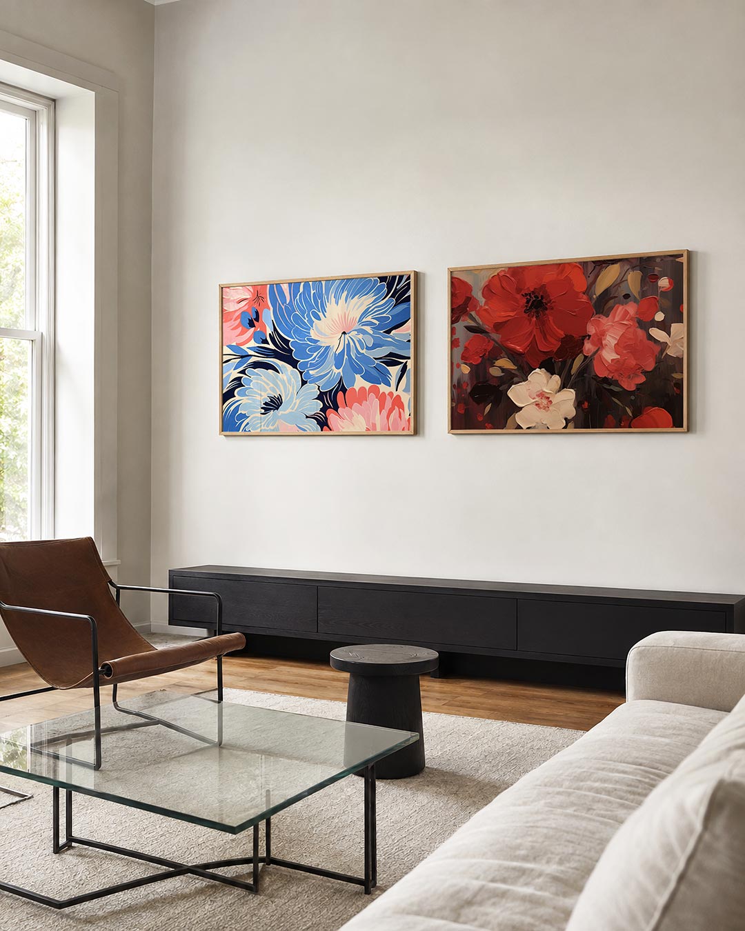 Interieurpresentatie van twee posters met grote, overlappende bloemvormen in blauw, roze en wit