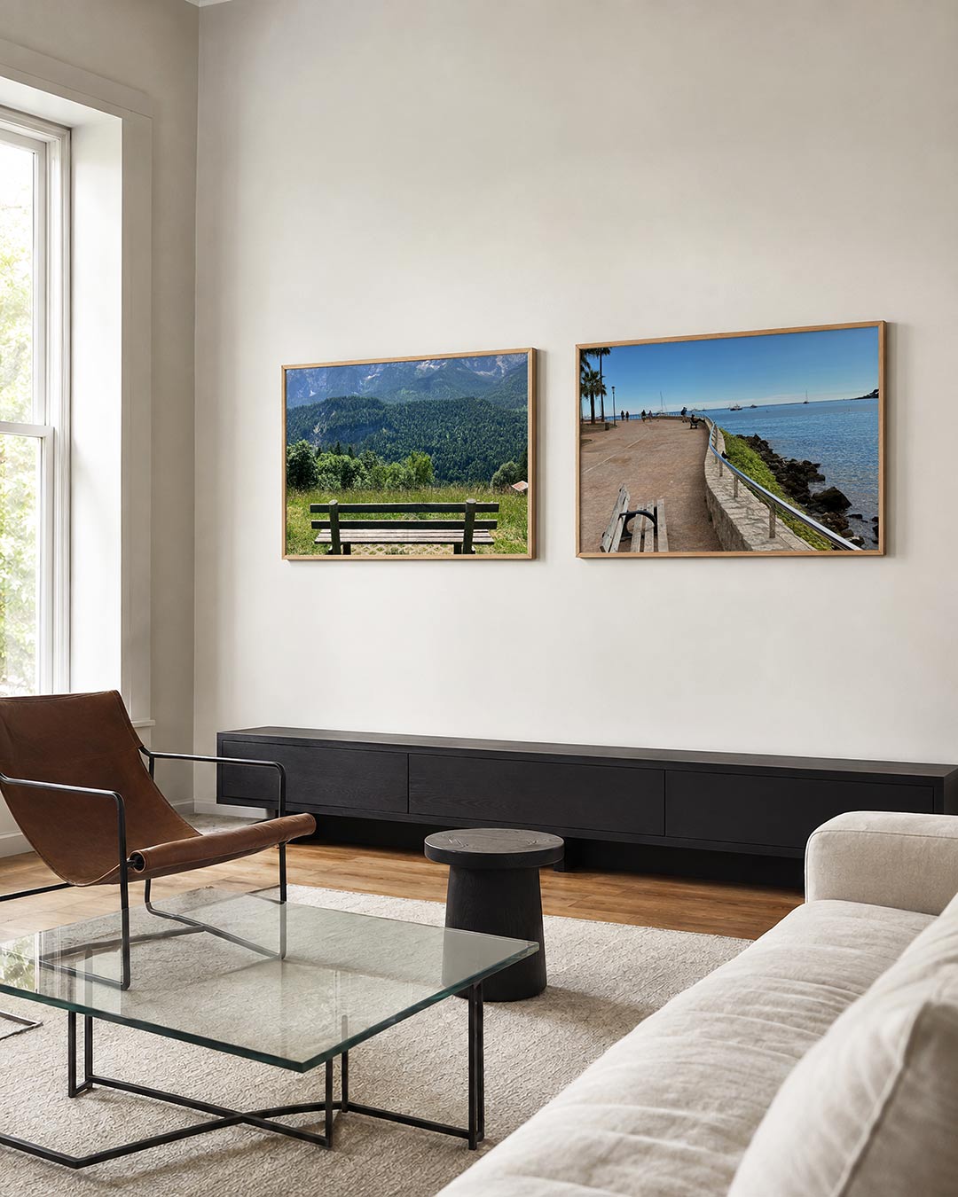 Interieur met liggend fotografisch tweeluik banken aan blauwe horizonnen – Gerald Emming