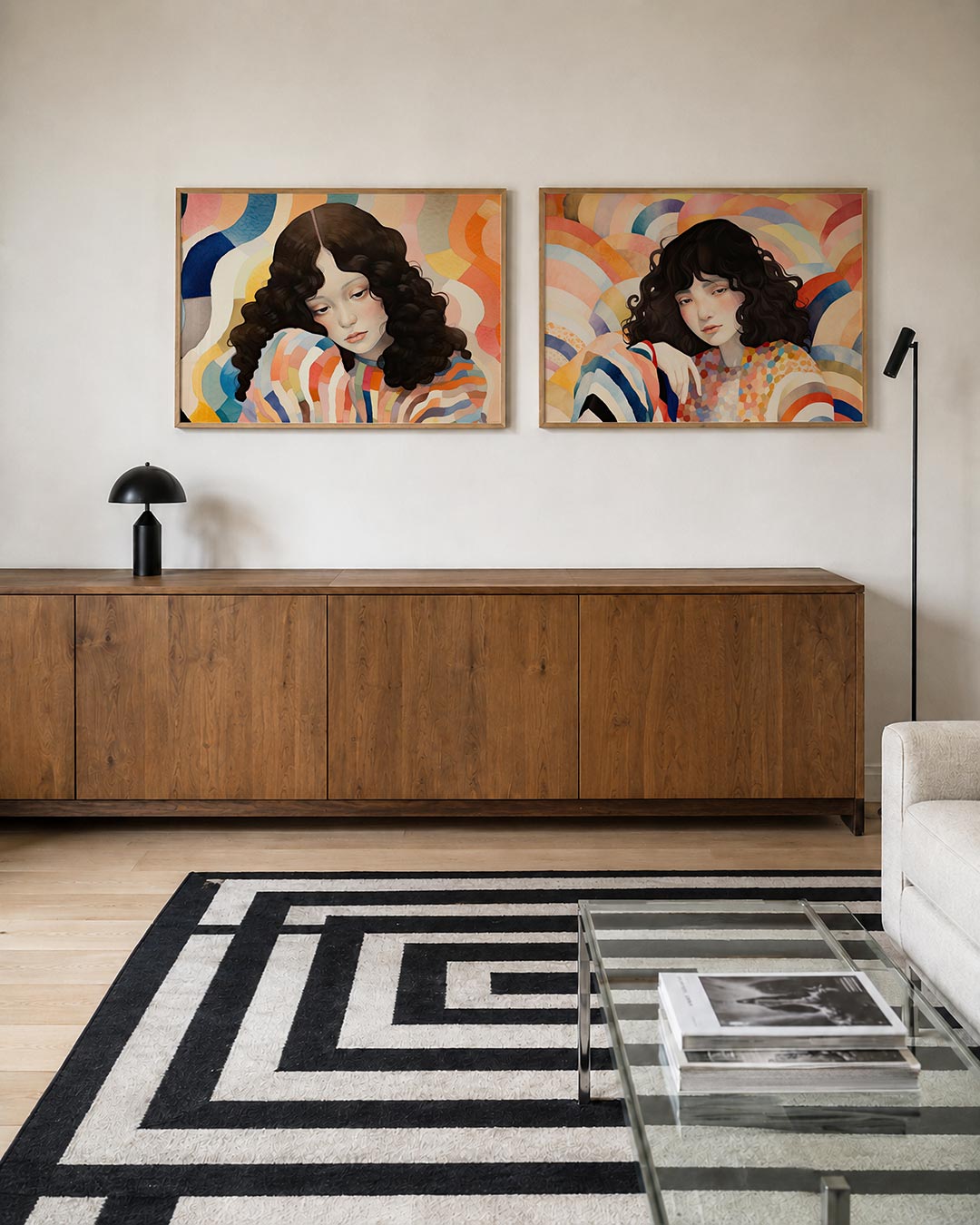 Twee liggende posters met een vloeiende mix van golvende lijnen en zachte kleuren, aan de muur in een interieur