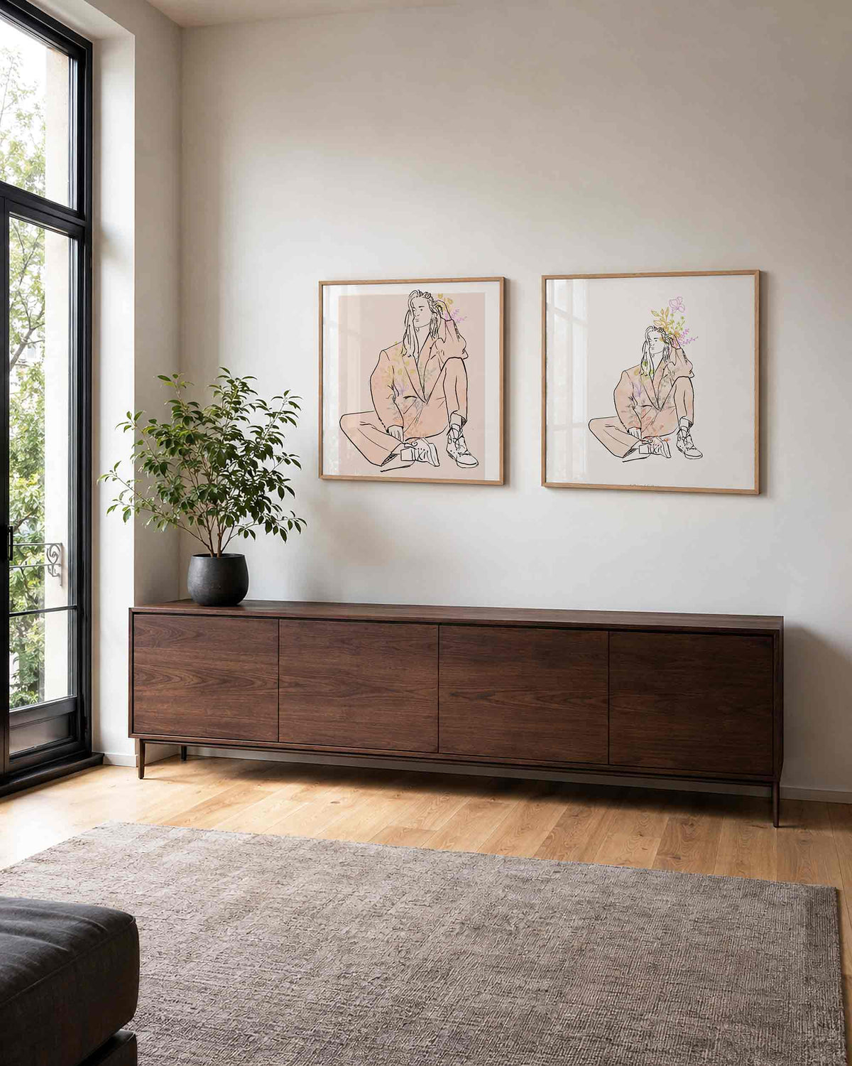 Interieurpresentatie van een tweedelige vierkante posterset met zittende vrouw