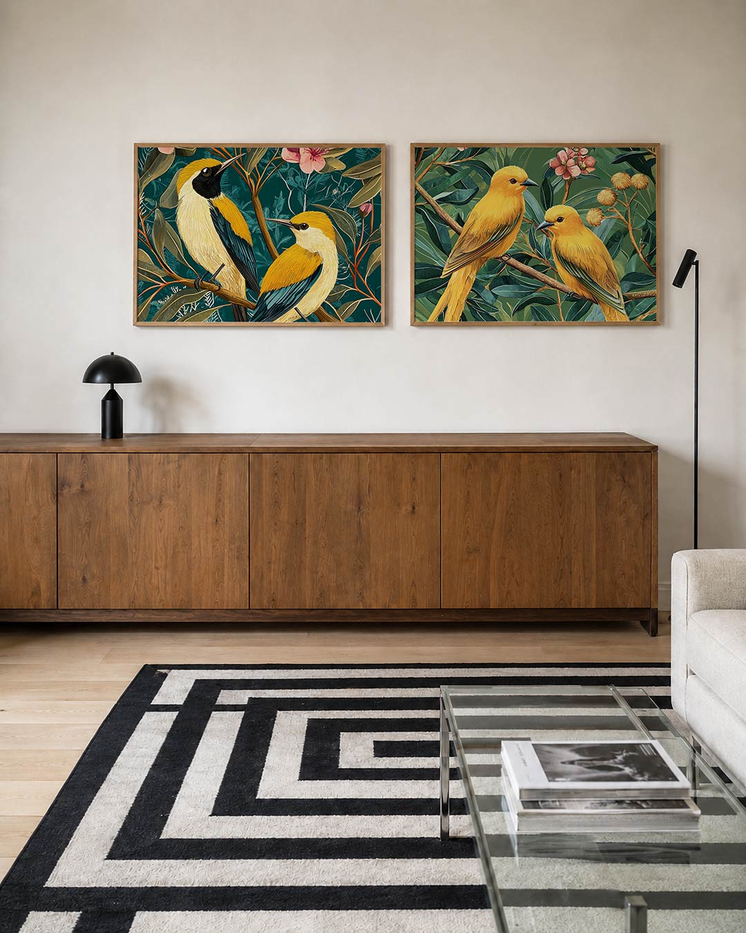 Tweedelige posterset met twee vogels met gele en zwarte veren op takken, getoond in een interieur
