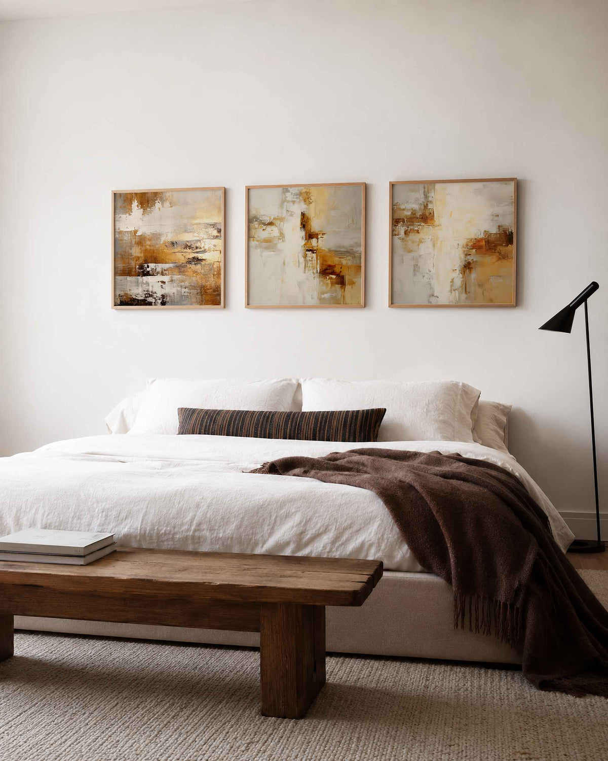 Interieurpresentatie van een driedelige vierkante posterset met abstracte aardetinten