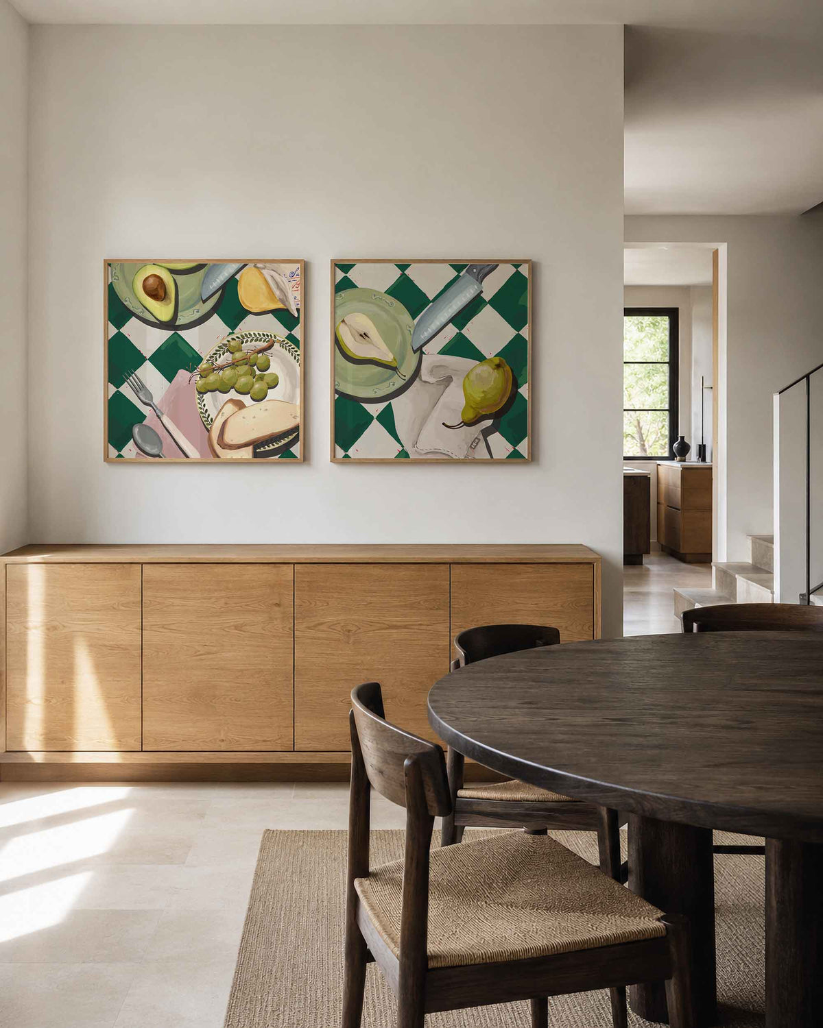 Interieurpresentatie van een tweedelige vierkante posterset met fruit en servies