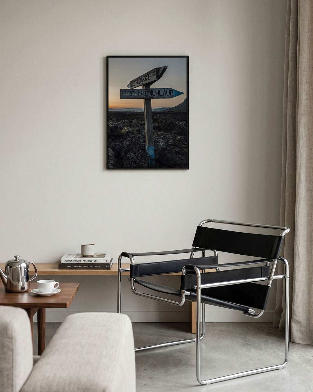 Wegwijzer in landschap Poster