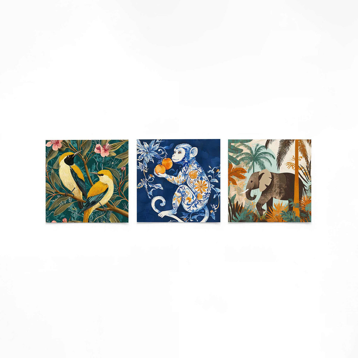 Drie vierkante posters met tropische dieren op een gebroken witte achtergrond