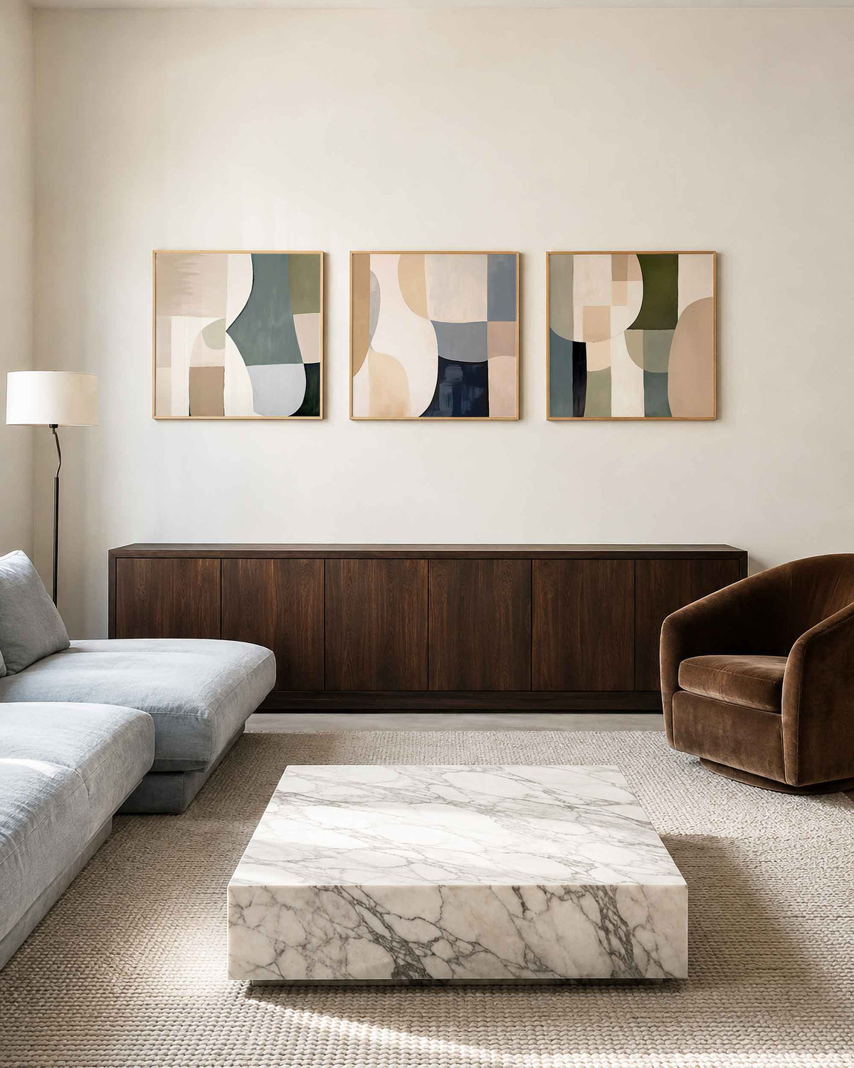 Interieurpresentatie van een driedelige vierkante posterset met abstracte vormen