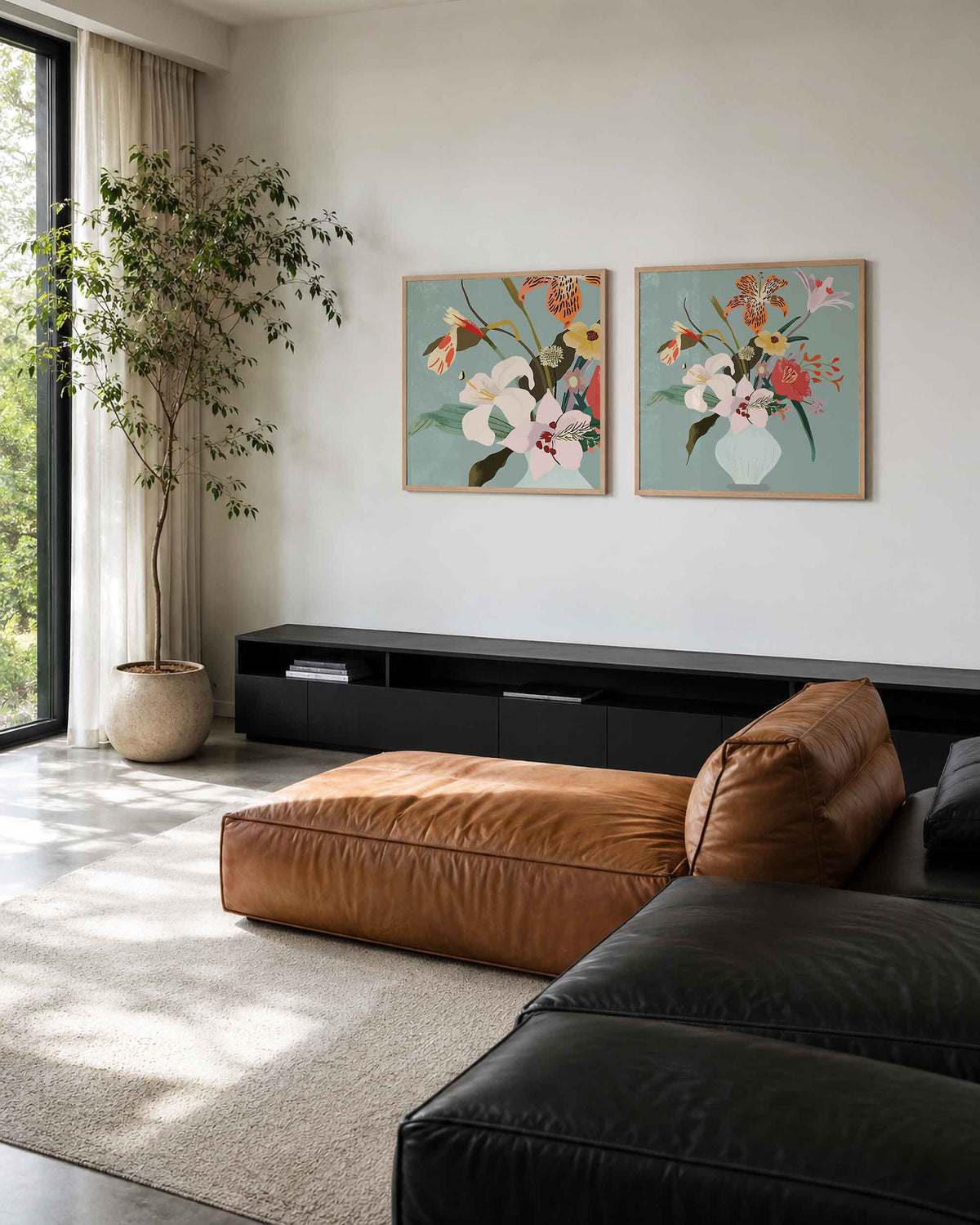 Interieurpresentatie van een tweedelige vierkante posterset met bloemenboeket