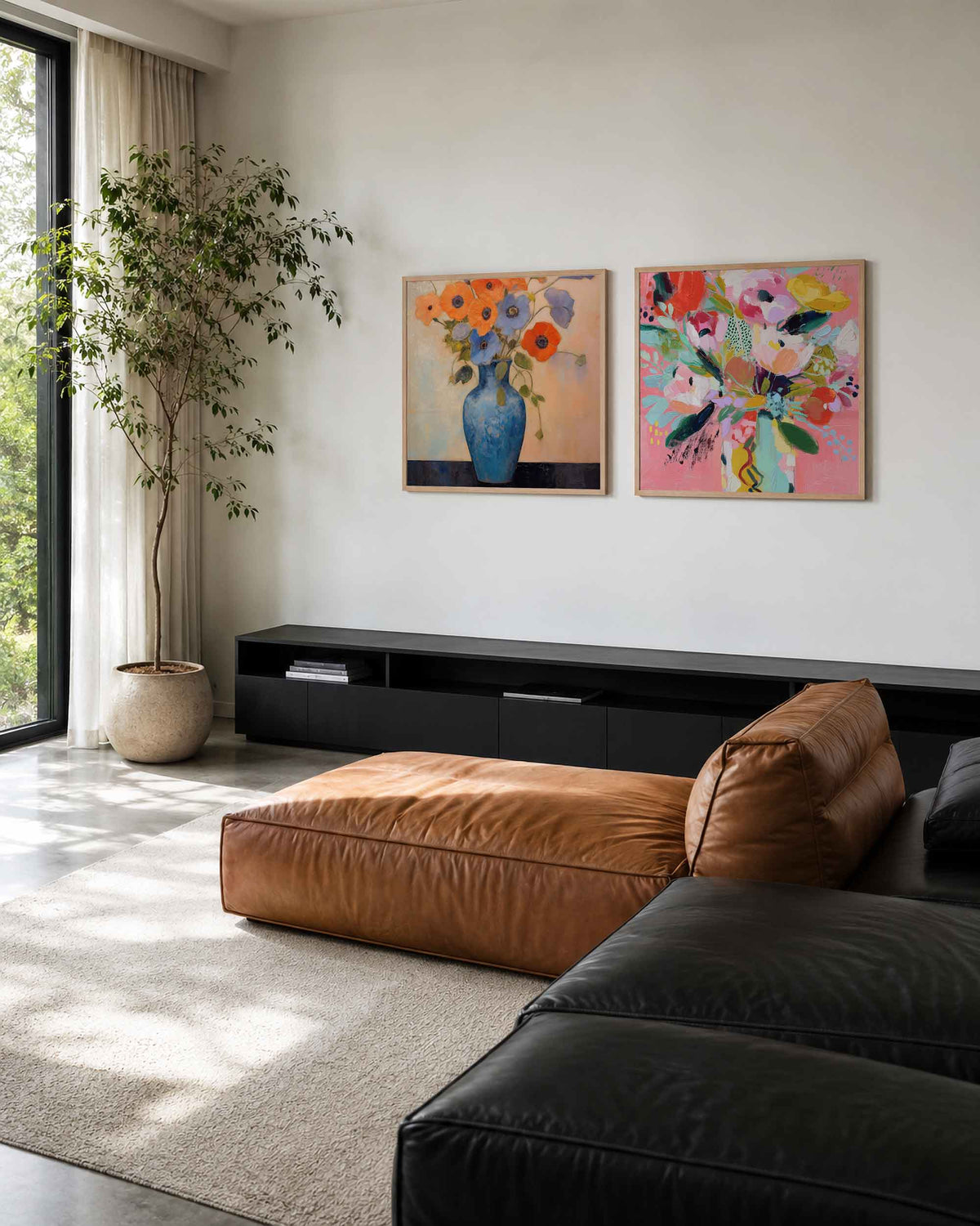 Interieurpresentatie van een tweedelige vierkante posterset met bloemen in kleur