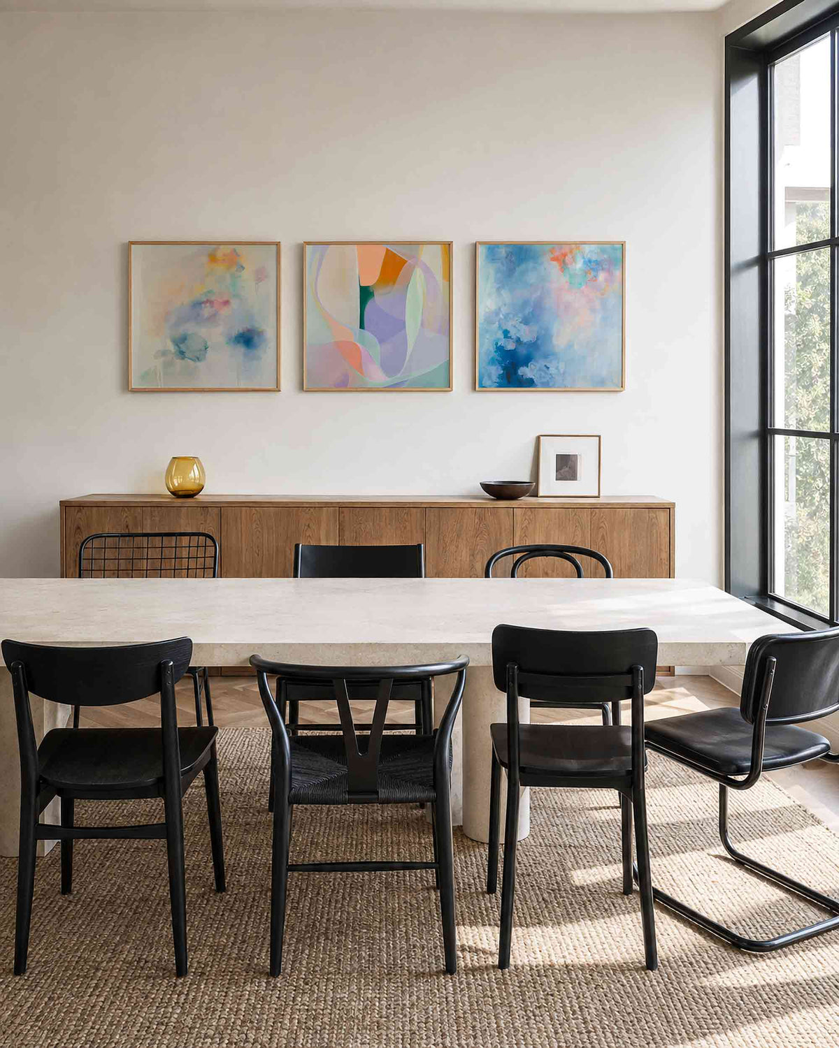 Interieurpresentatie van een driedelige vierkante posterset met abstracte kleuren