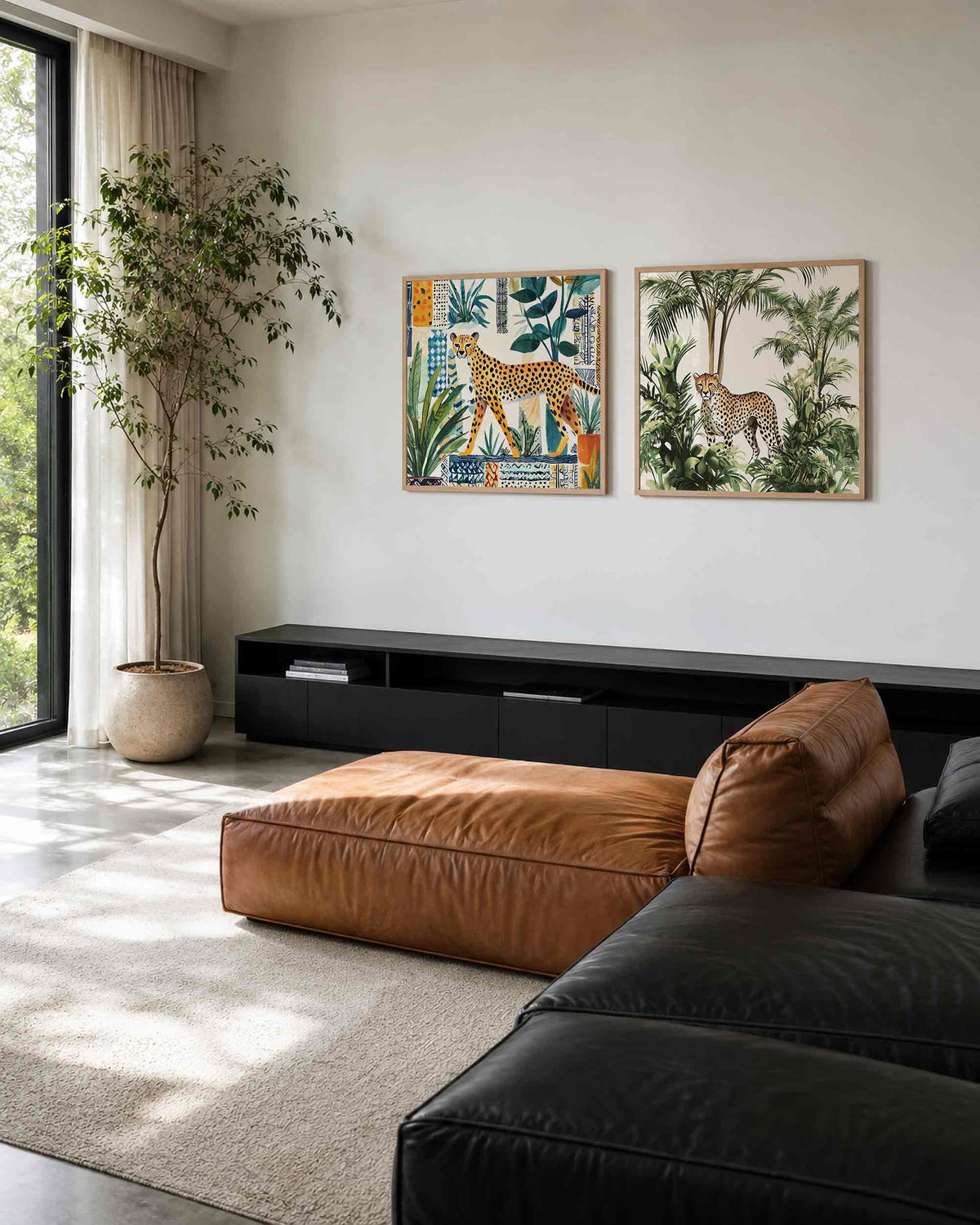 Interieurpresentatie van een tweedelige vierkante posterset met jachtluipaarden in het groen