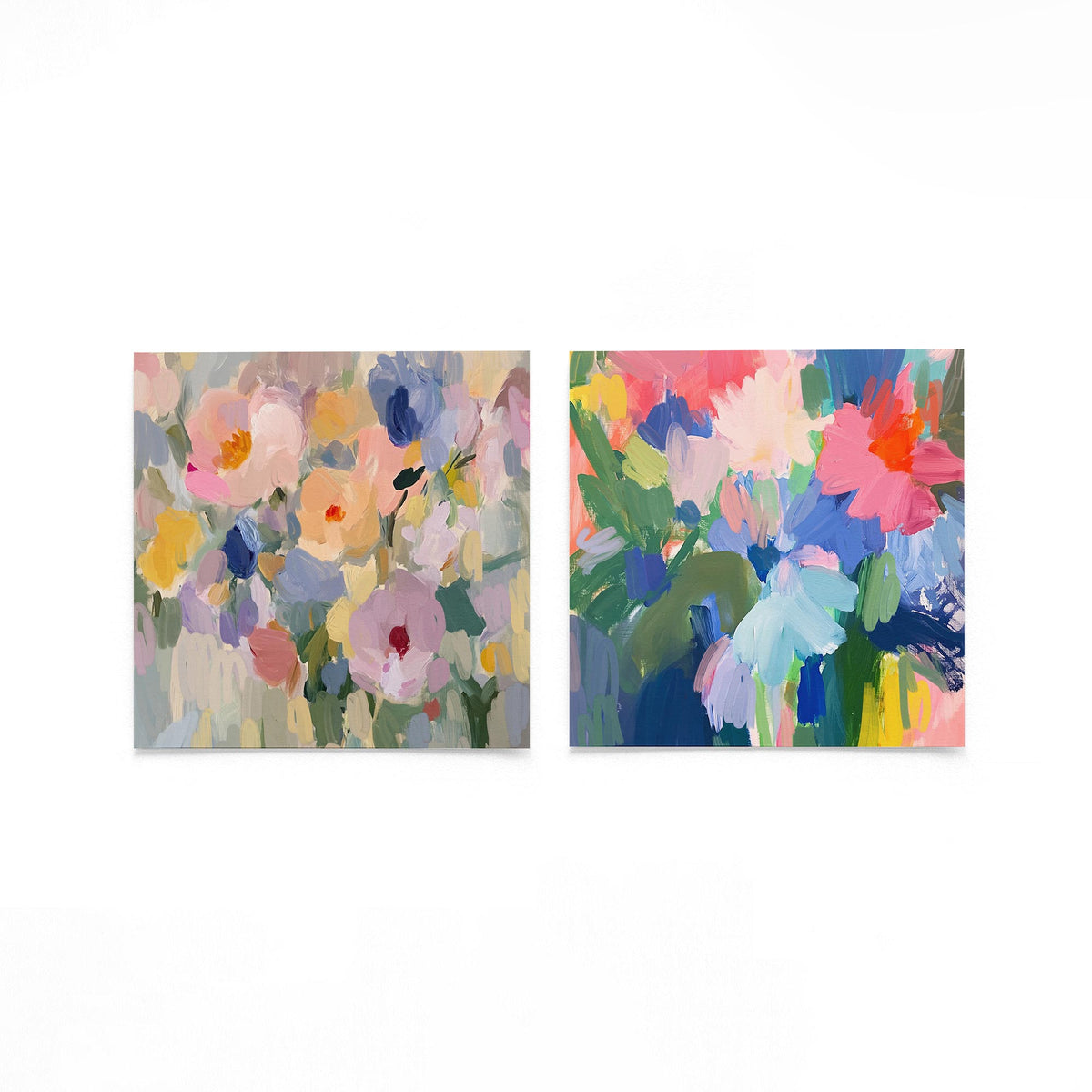 Twee vierkante posters met kleurrijke bloemen op een gebroken witte achtergrond