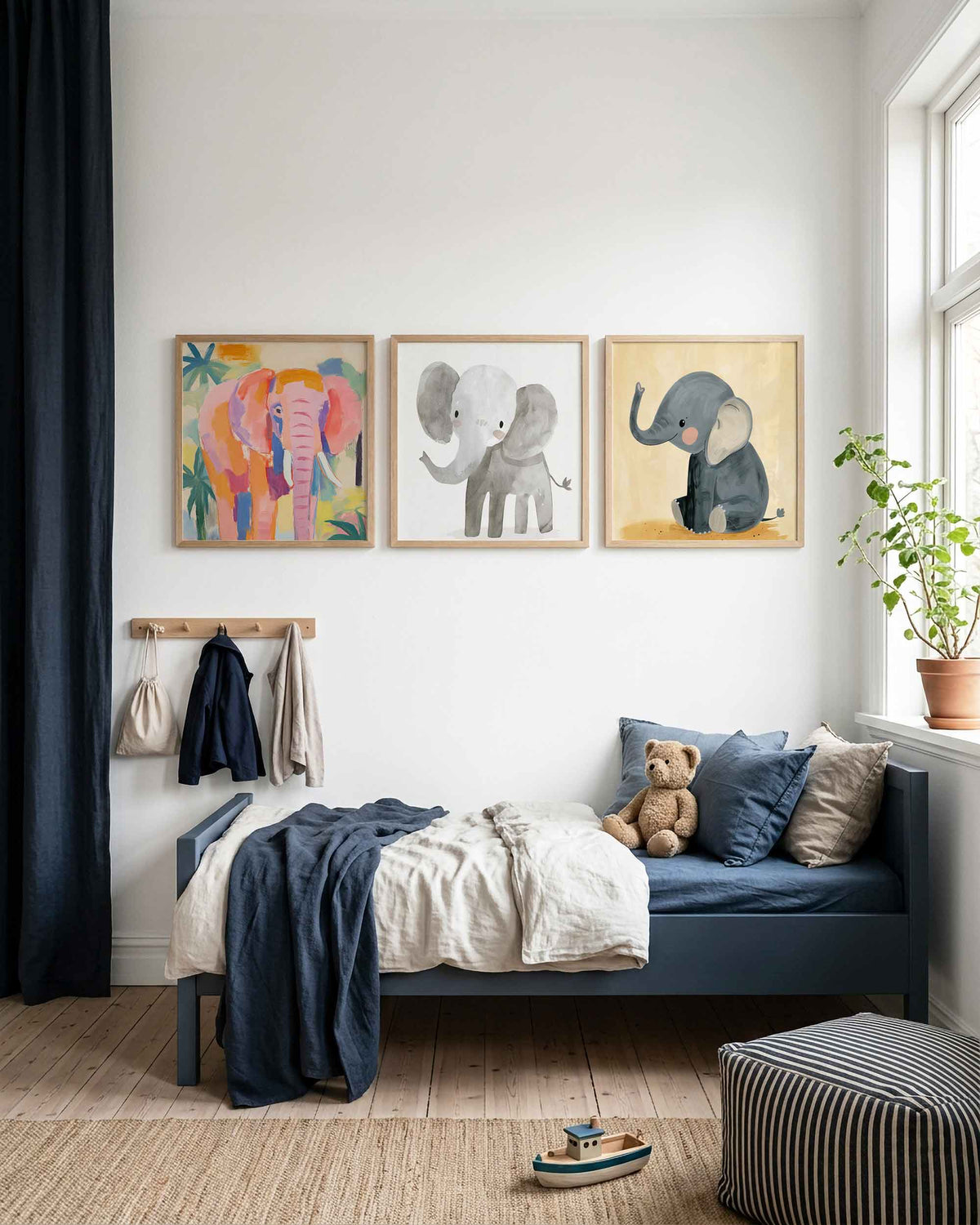 Interieurpresentatie van een driedelige vierkante posterset met olifantenportretten