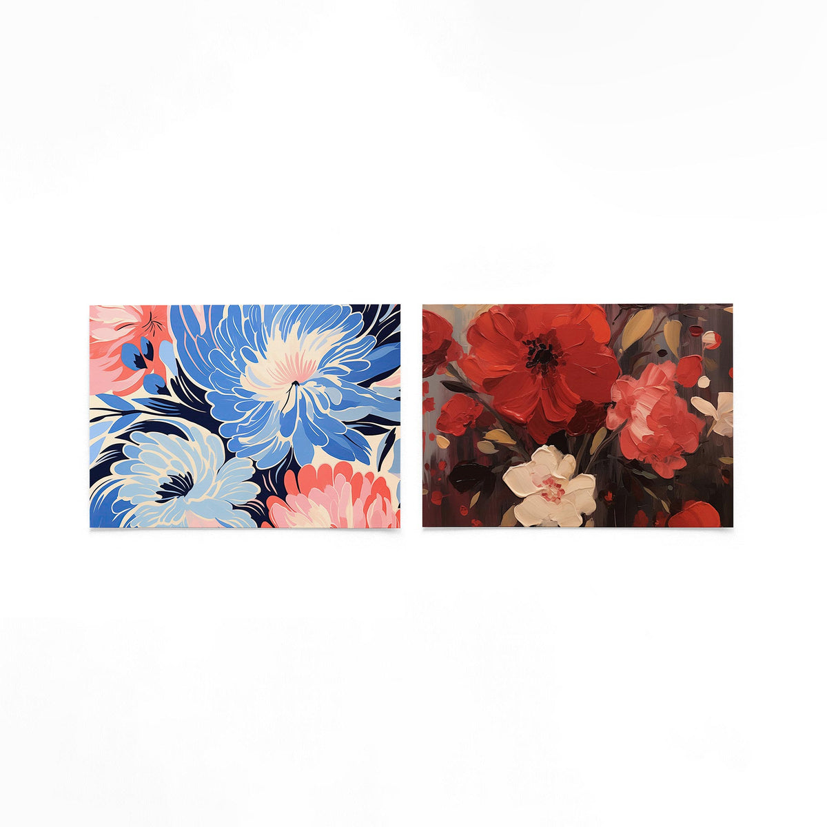 Twee liggende posters met grote, overlappende bloemvormen in blauw, roze en wit op een gebroken witte achtergrond