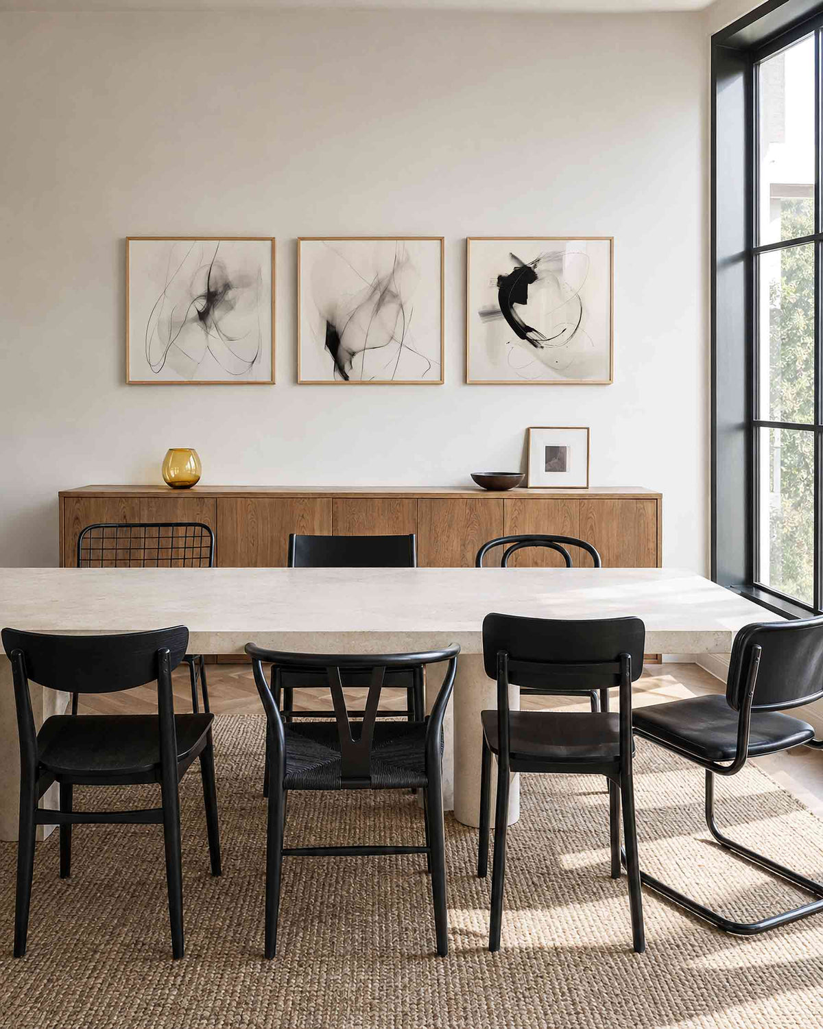 Interieurpresentatie van een driedelige vierkante posterset met abstracte zwart wit
