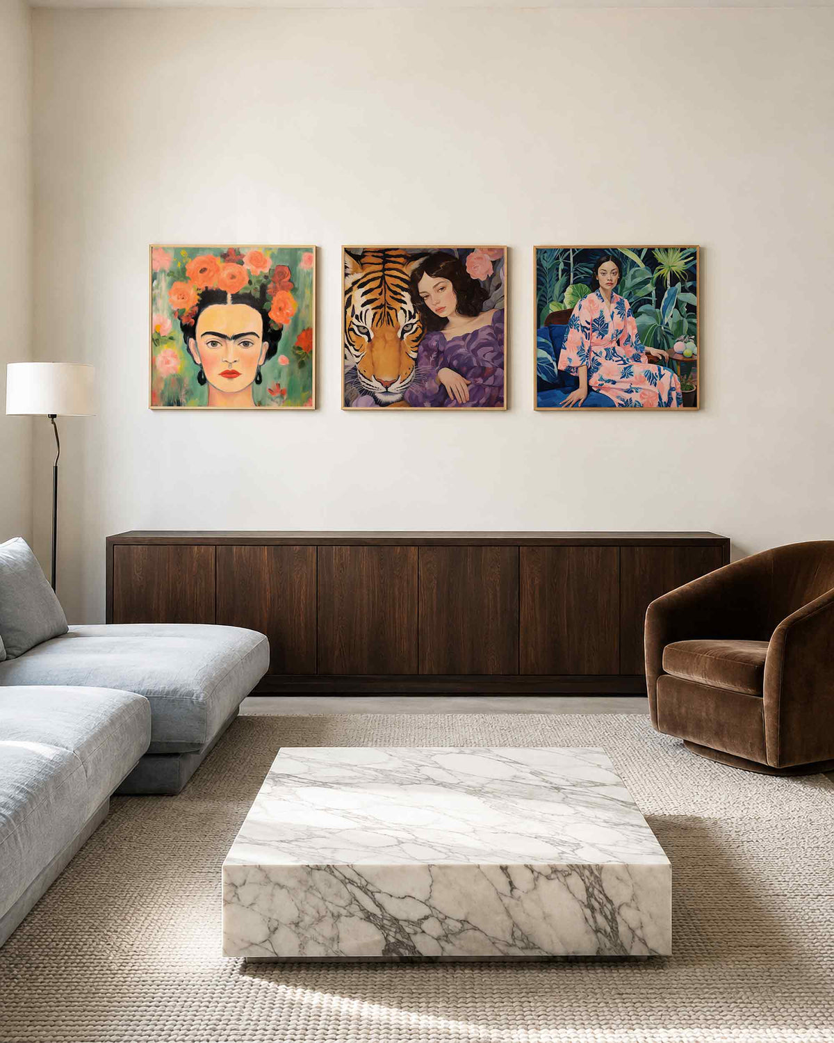 Interieurpresentatie van een driedelige vierkante posterset met vrouwen en natuur