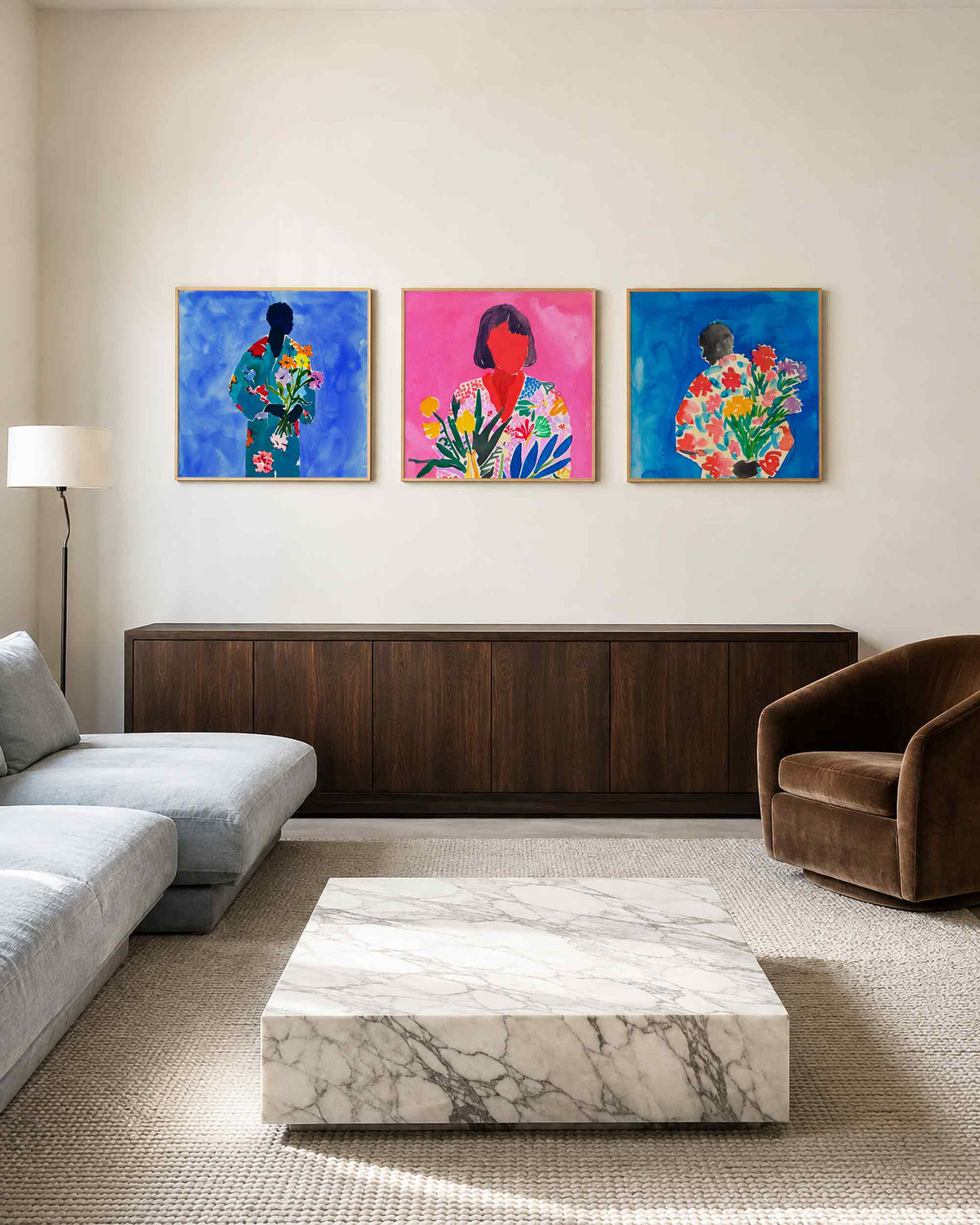 Interieurpresentatie van een driedelige vierkante posterset met bloemenportretten