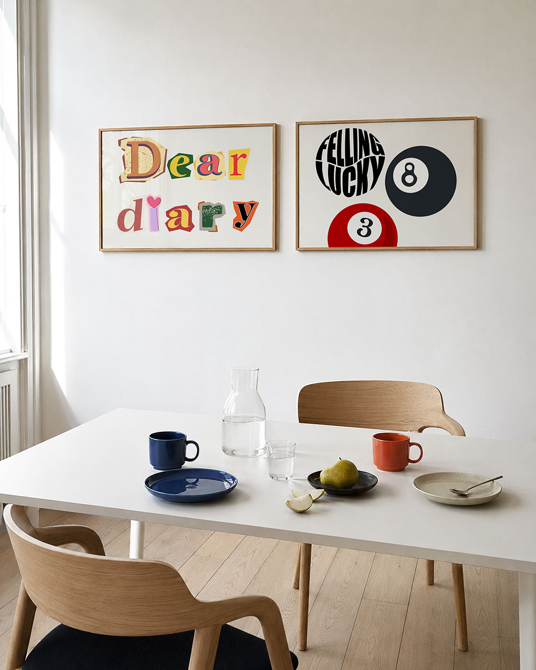 Tweedelige posterset met een vrolijke mix van letters in diverse kleuren en vormen, getoond in een interieur