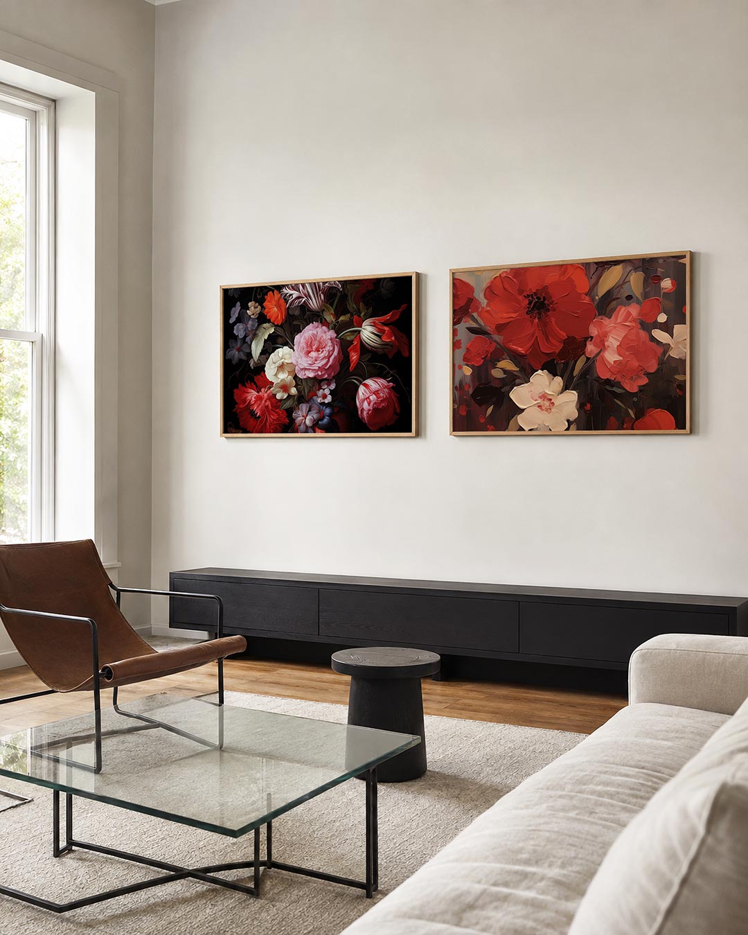 Twee liggende posters met een weelderige verzameling bloemen in rijke tinten van rood, aan de muur in een interieur