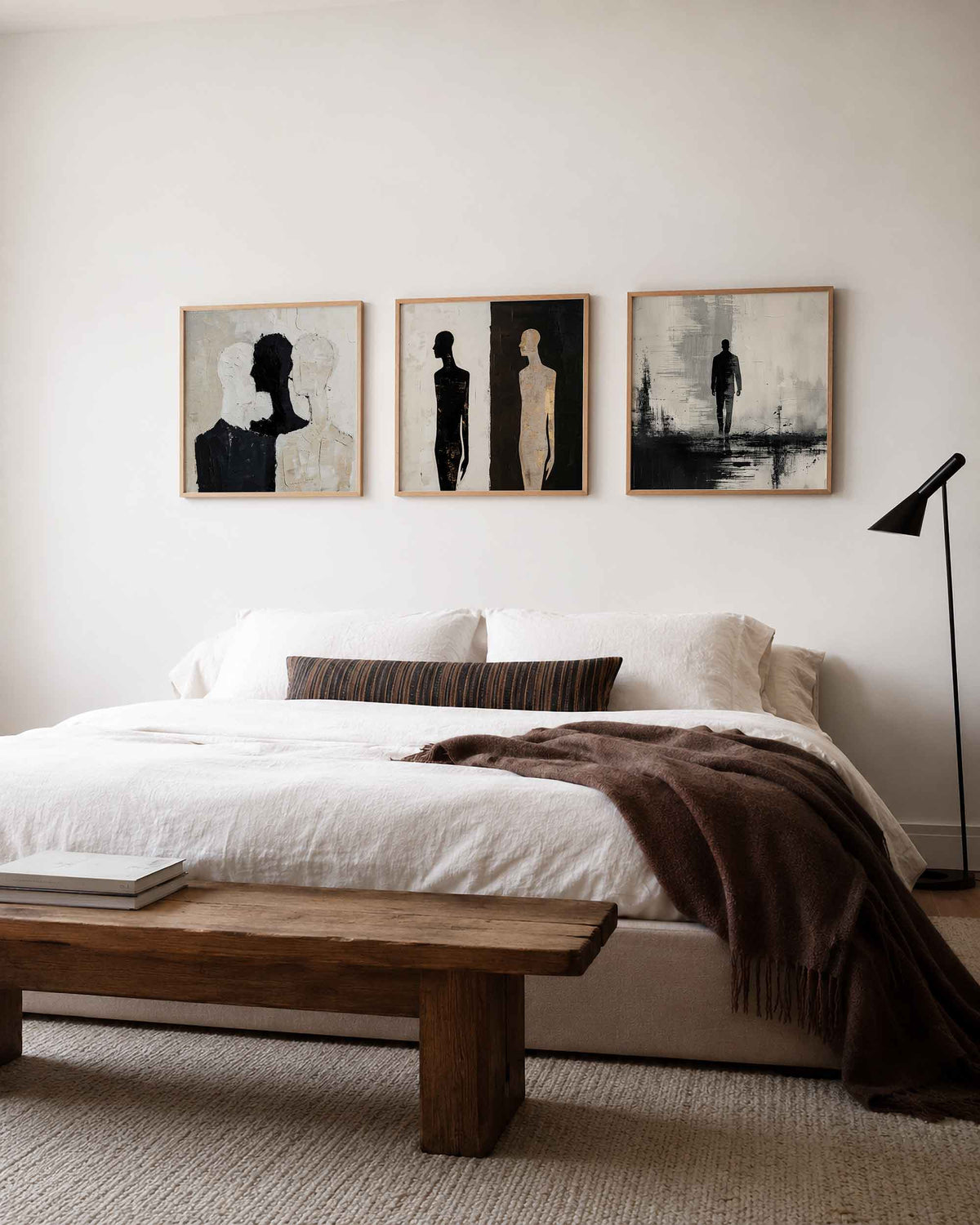 Interieurpresentatie van een driedelige vierkante posterset met abstracte mensfiguren