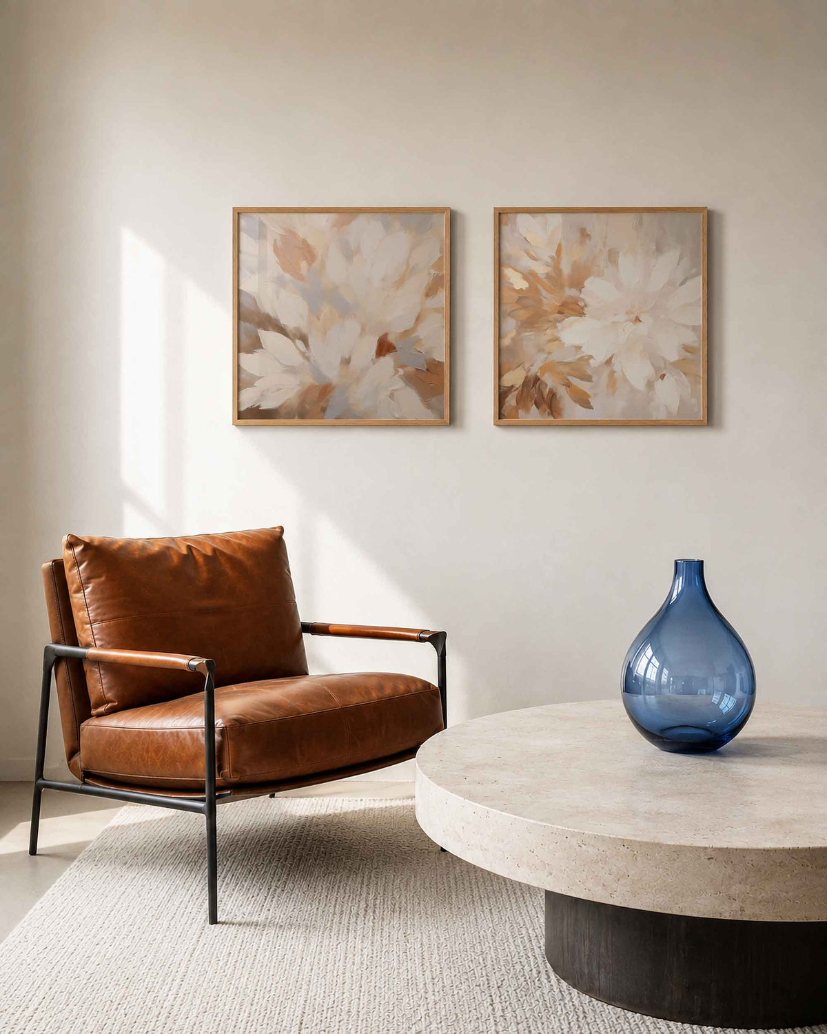 Interieurpresentatie van een tweedelige vierkante posterset met witte bloemen