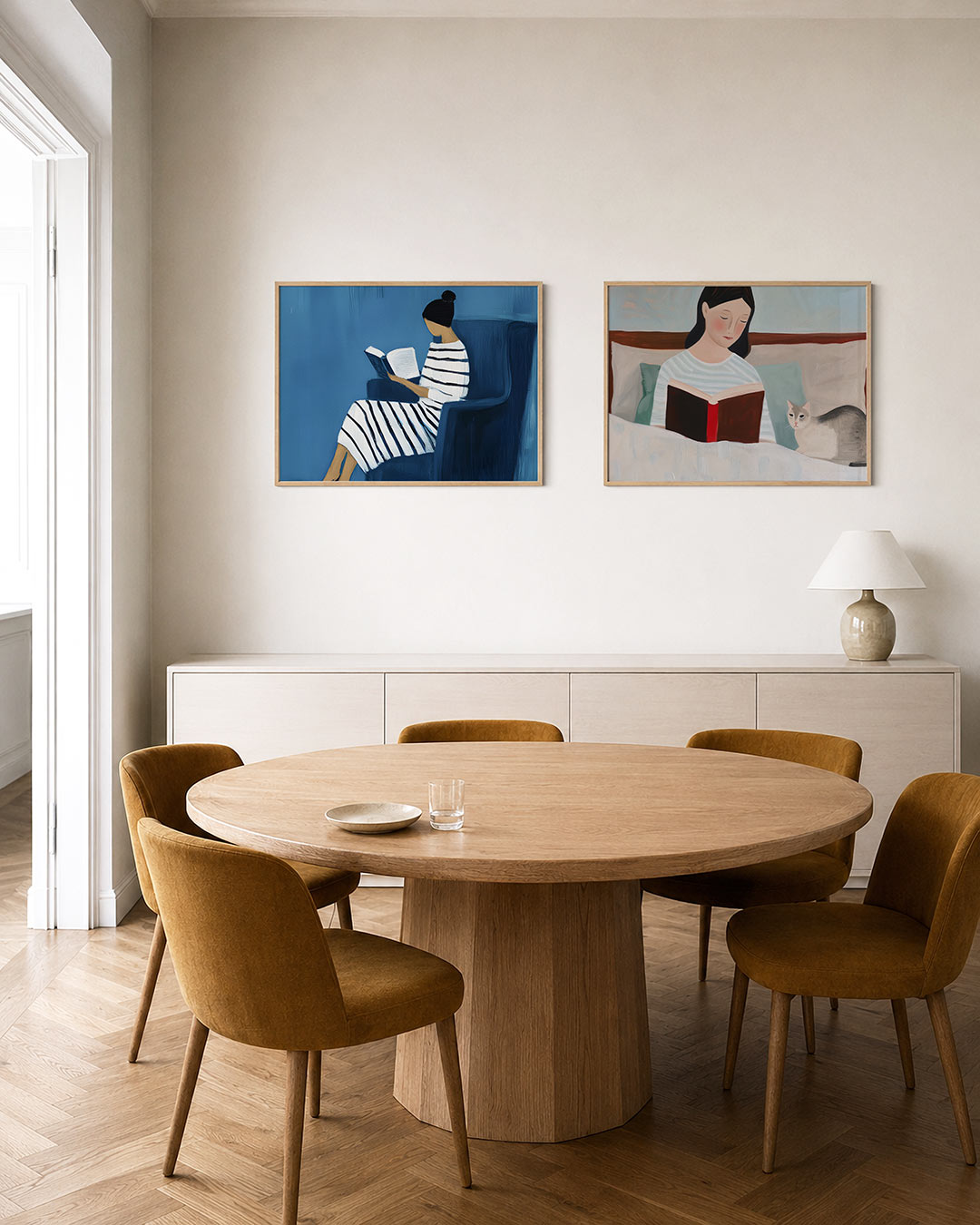 Interieurpresentatie van twee posters met een vrouw in een gestreepte jurk met een boek op een blauwe stoel