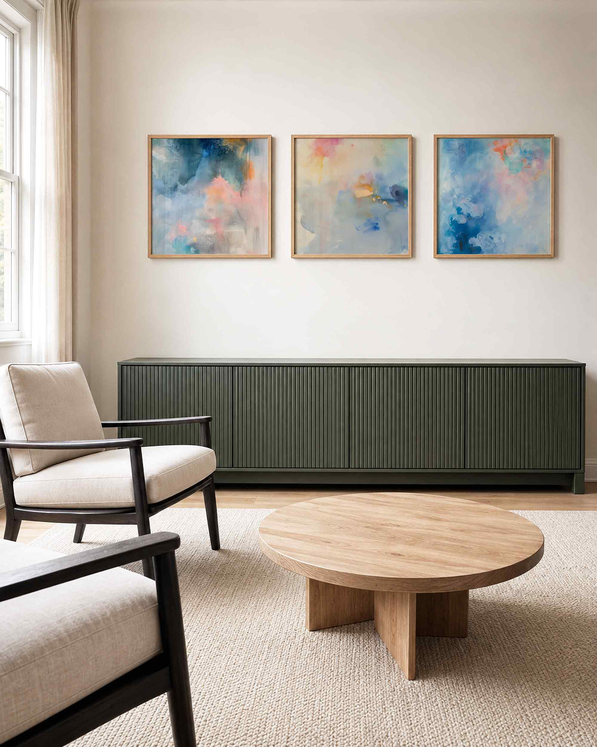 Interieurpresentatie van een driedelige vierkante posterset met abstracte blauwe schilderingen