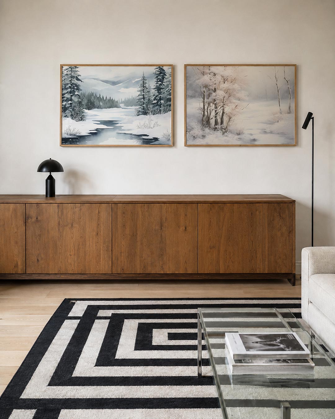 Tweedelige posterset met een besneeuwd landschap met hoge dennenbomen en een bevroren meer, getoond in een interieur