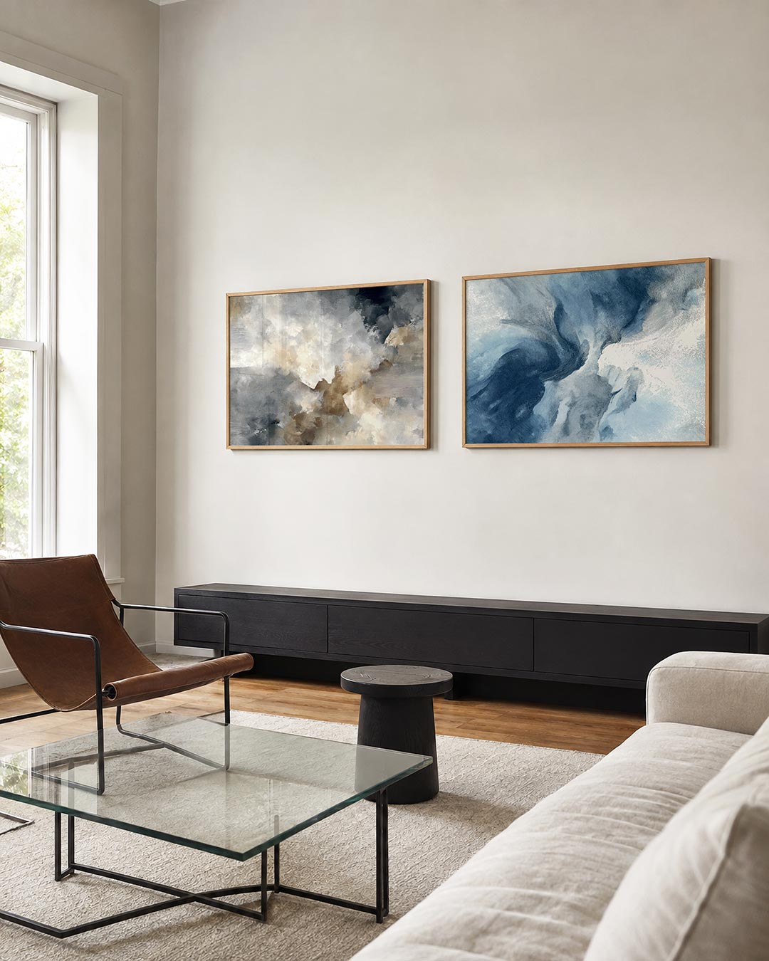 Interieurbeeld met twee liggende posters: zachte, vloeiende vormen in grijs, beige en wit