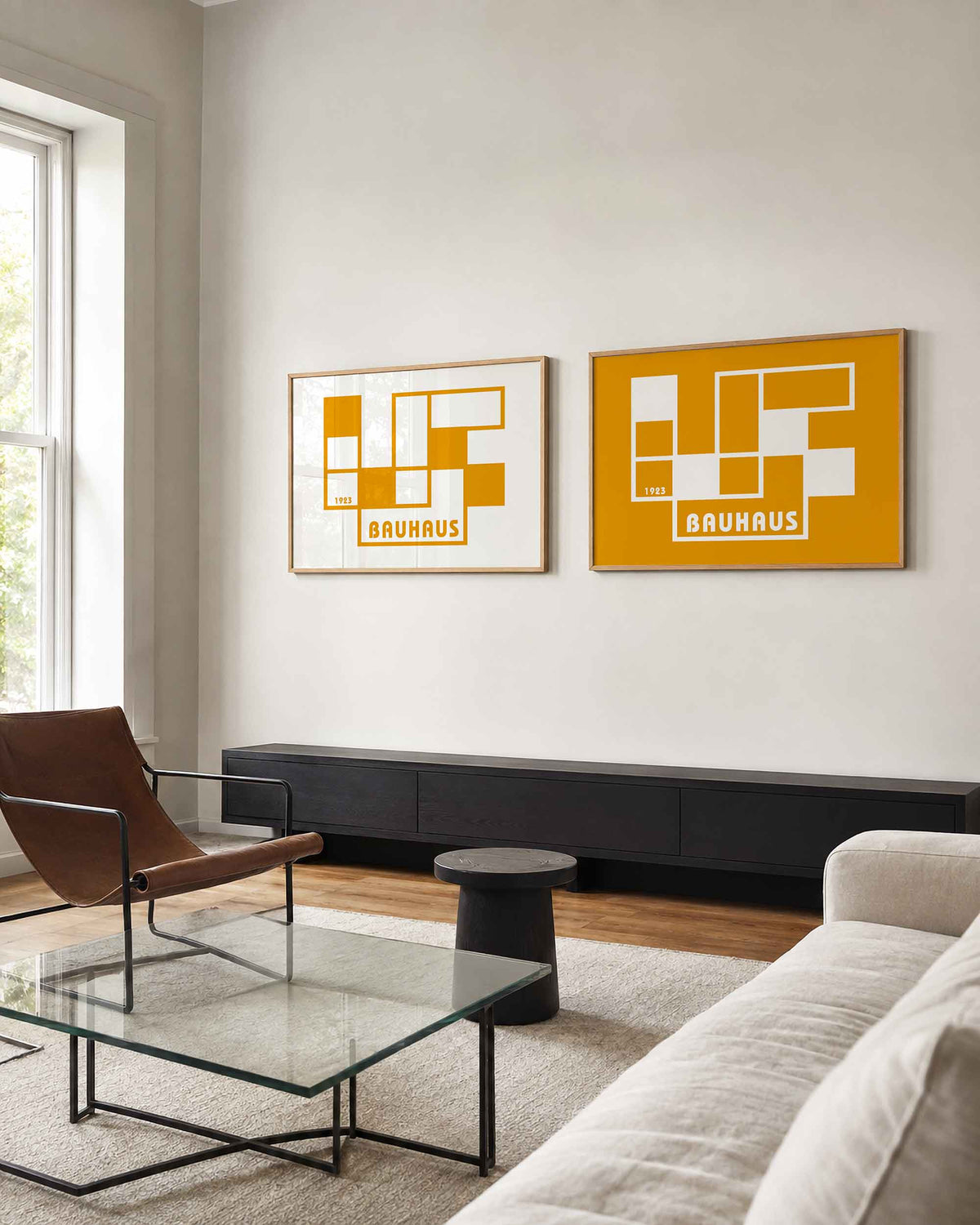 Interieurmockup van tweedelige landscape-posterset met oranje raster met jaartal