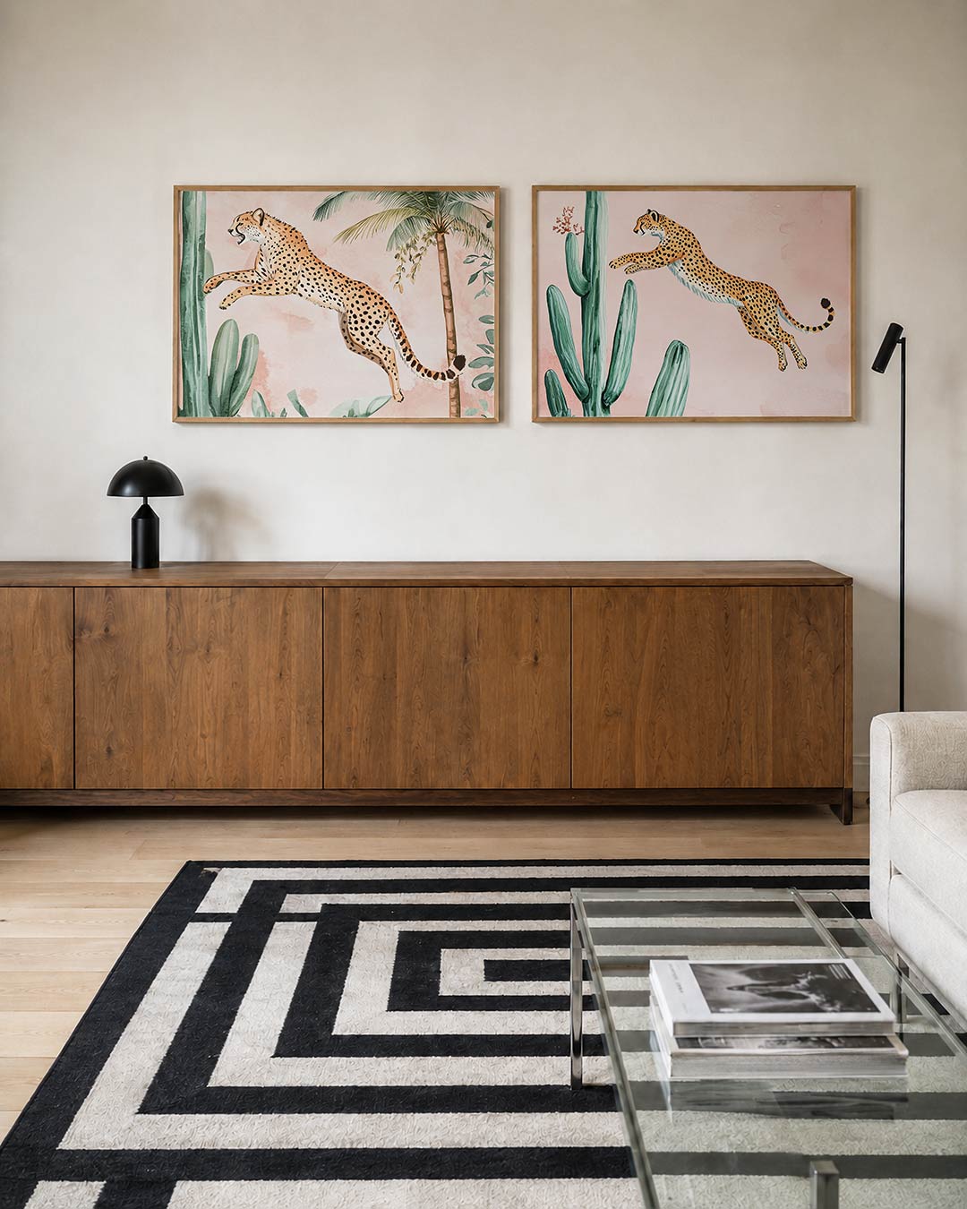 Twee liggende posters met een sierlijke cheetah springt tussen groene planten en palmbomen, aan de muur in een interieur