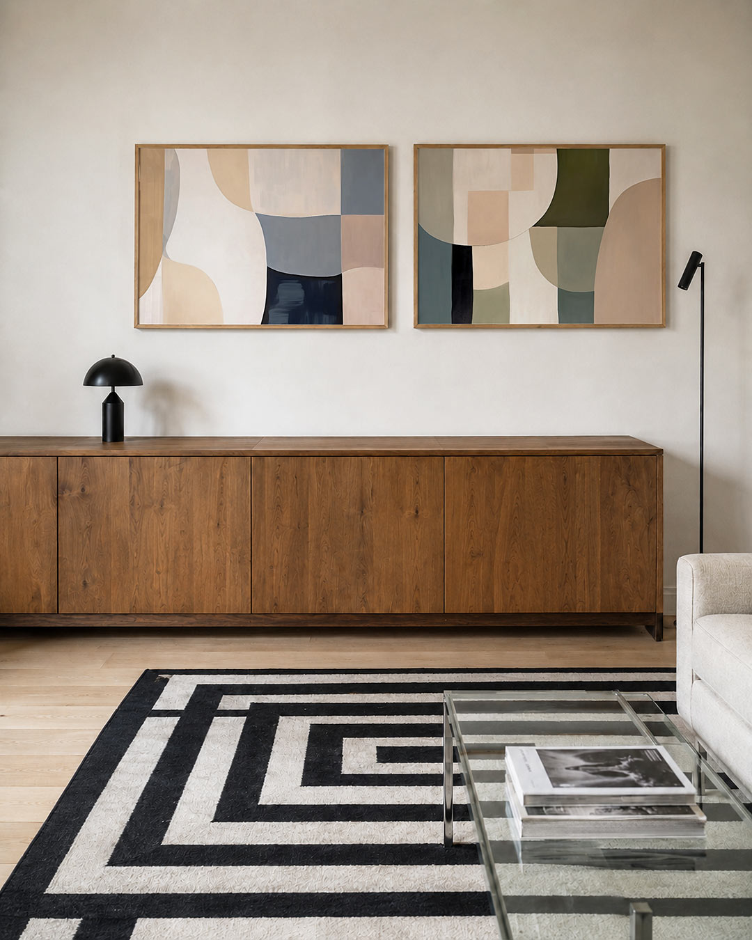 Tweedelige posterset met zachte, vloeiende vormen in beige, wit en blauw, getoond in een interieur