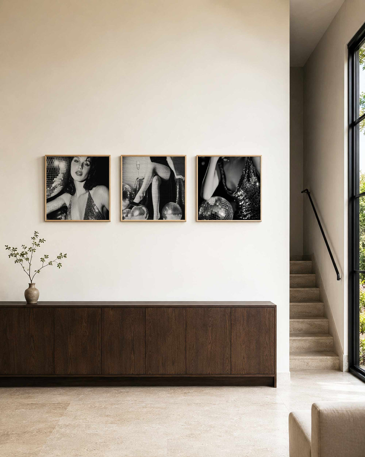 Interieurpresentatie van een driedelige vierkante posterset met disco glamour portretten