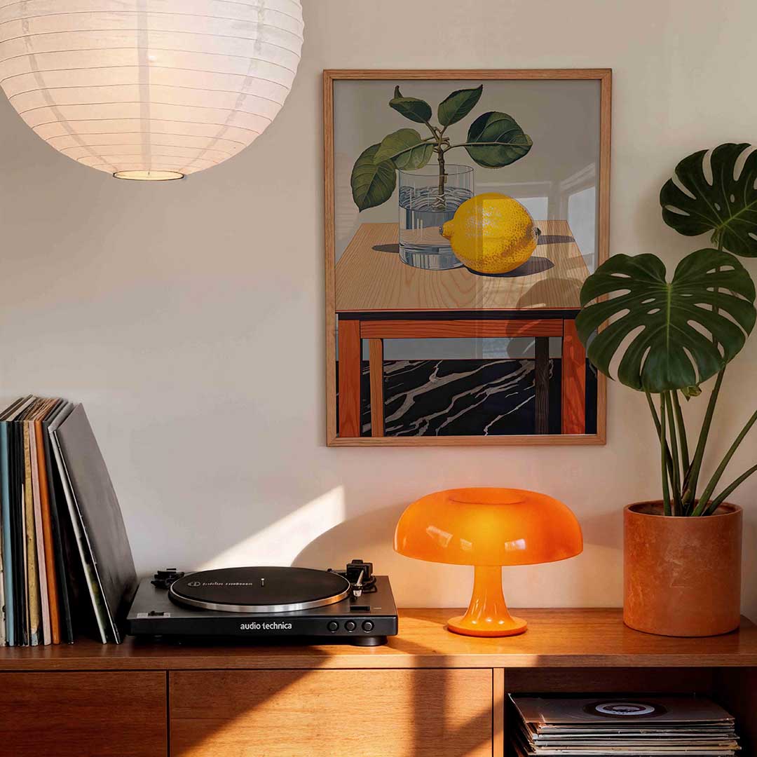 Citroen en plant op tafel Poster