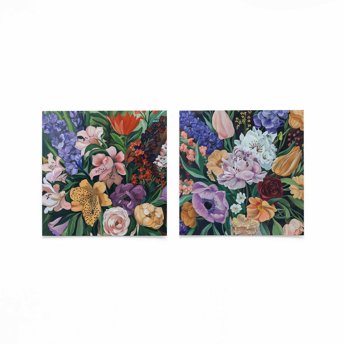 Twee vierkante posters met kleurrijke bloemen op een gebroken witte achtergrond