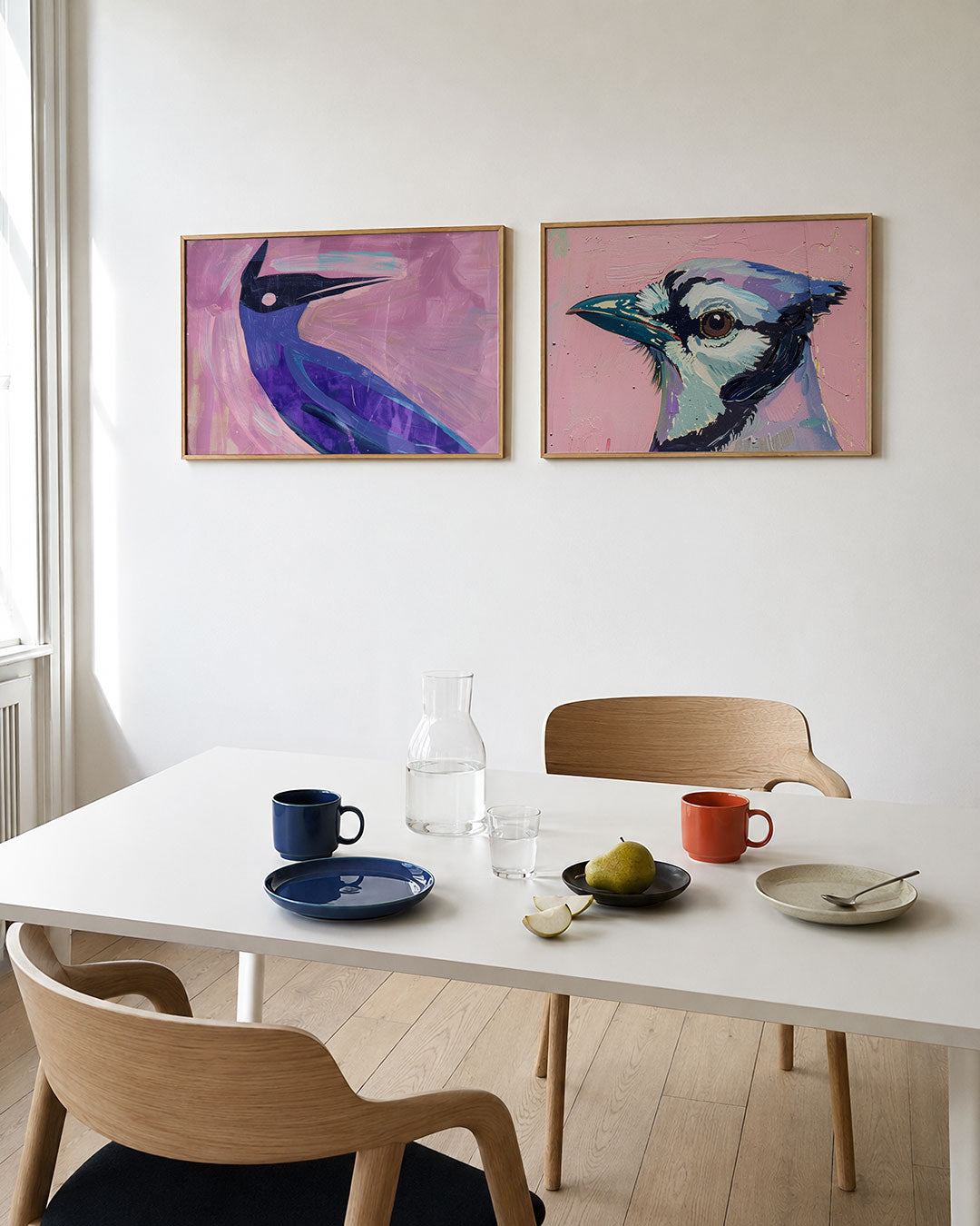 Interieurpresentatie van twee posters met een dynamische compositie met een vorm in blauw en paars tegen een roze achtergrond