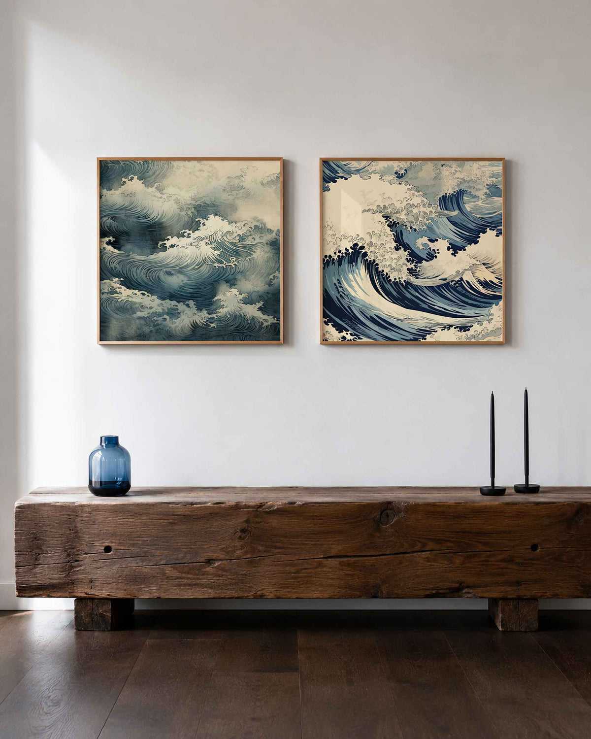 Interieurpresentatie van een tweedelige vierkante posterset met woeste golven